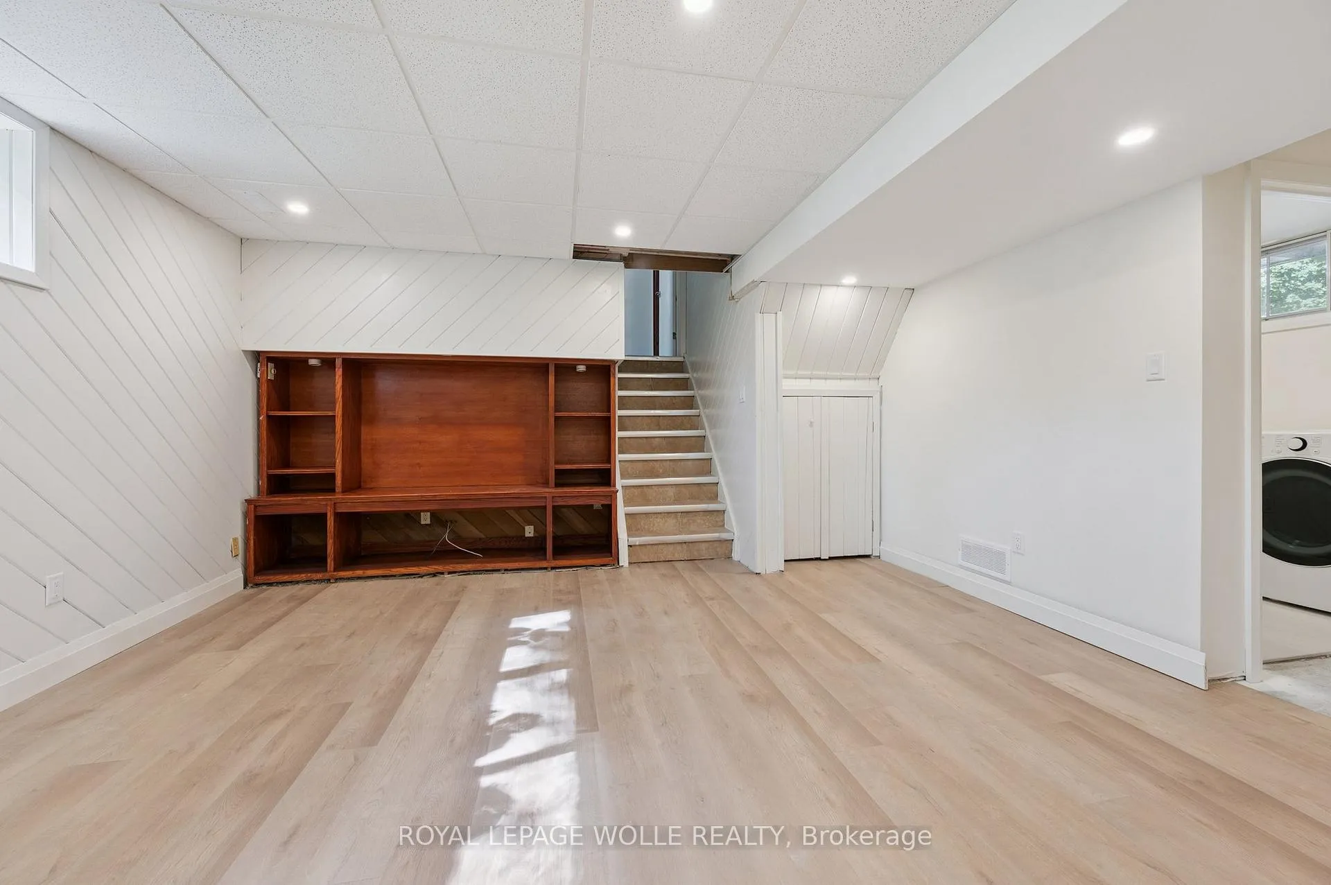 Photo 25 of 544 Glen Manor Boulevard, Waterloo — HOMEH