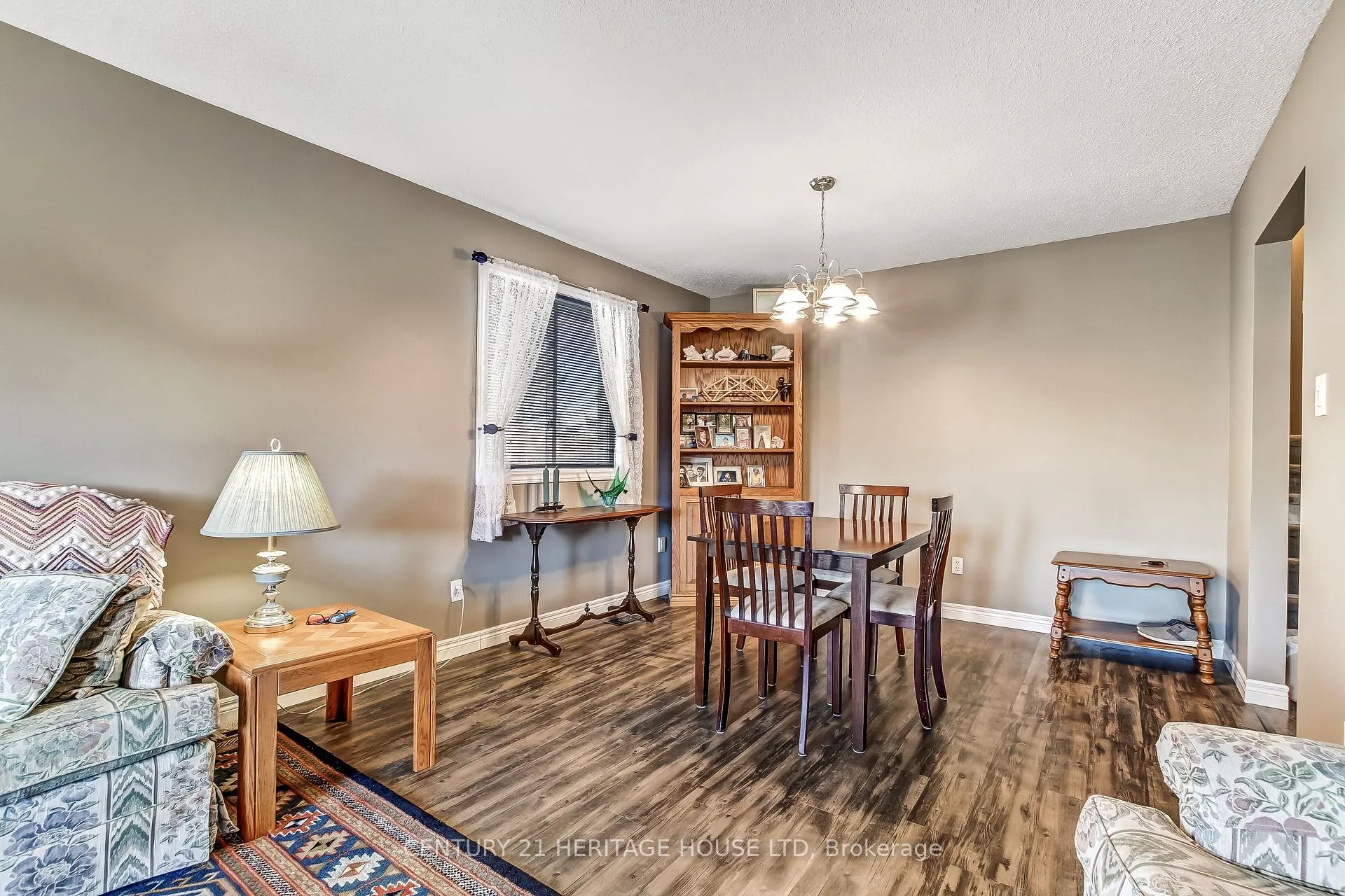 Photo 3 of 18 Hickory Boulevard W, Strathroy-Caradoc, SE — HOMEH