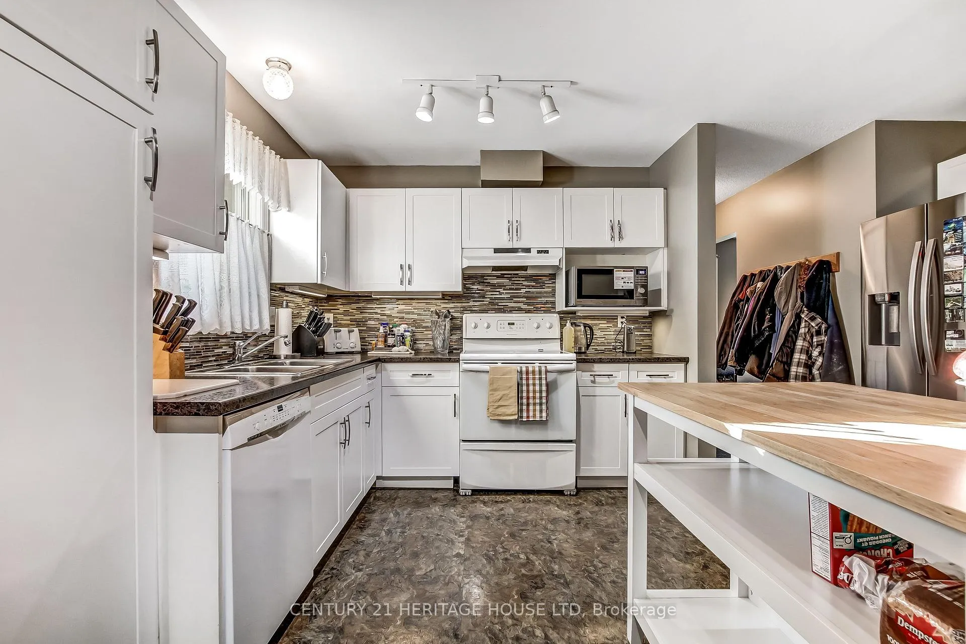 Photo 7 of 18 Hickory Boulevard W, Strathroy-Caradoc, SE — HOMEH
