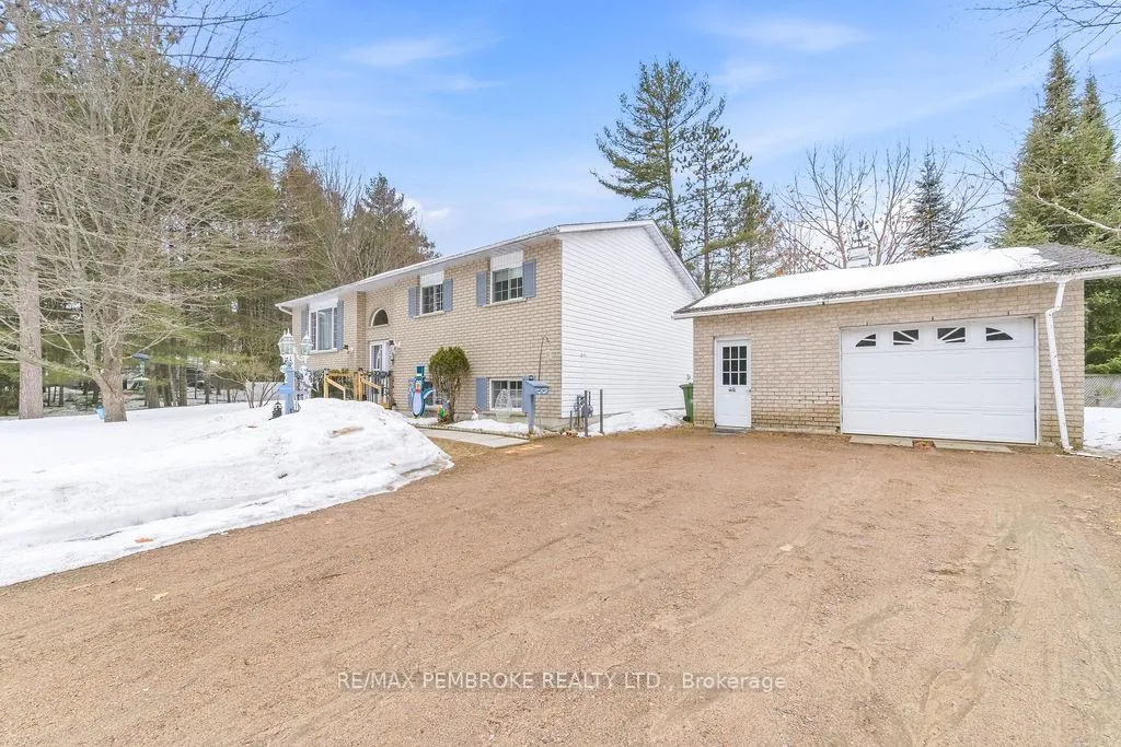 Photo 3 of 2 Blue Jay Way, Petawawa — HOMEH