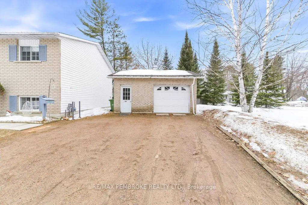 Photo 4 of 2 Blue Jay Way, Petawawa — HOMEH