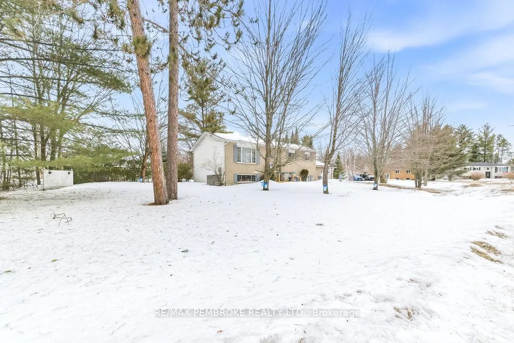 Photo 5 of 2 Blue Jay Way, Petawawa — HOMEH