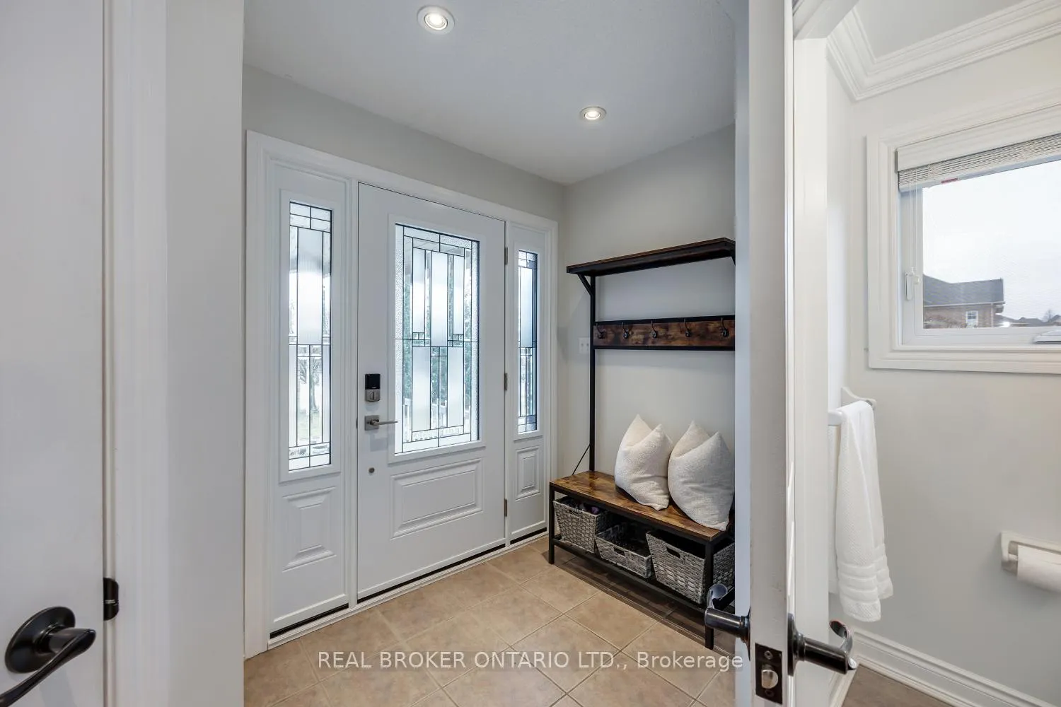 Photo 6 of 125 Hutton Place, Clarington, Bowmanville — HOMEH