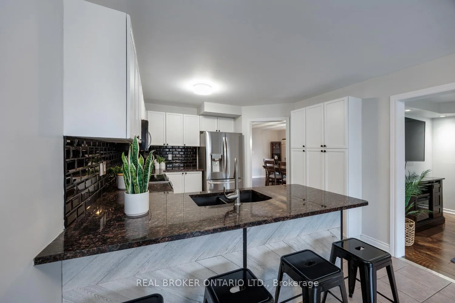Photo 12 of 125 Hutton Place, Clarington, Bowmanville — HOMEH
