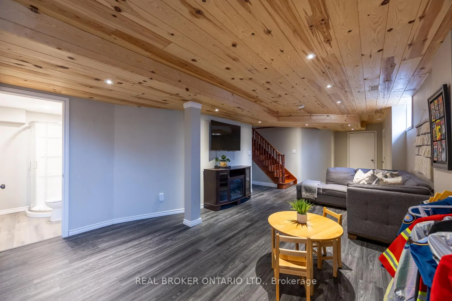 Photo 35 of 125 Hutton Place, Clarington, Bowmanville — HOMEH