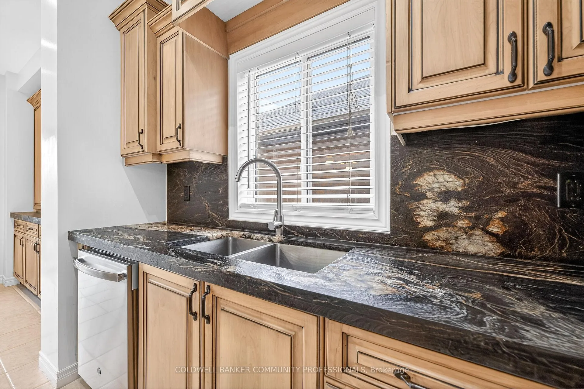 Photo 10 of 182 Irwin Avenue, Hamilton, Meadowlands — HOMEH