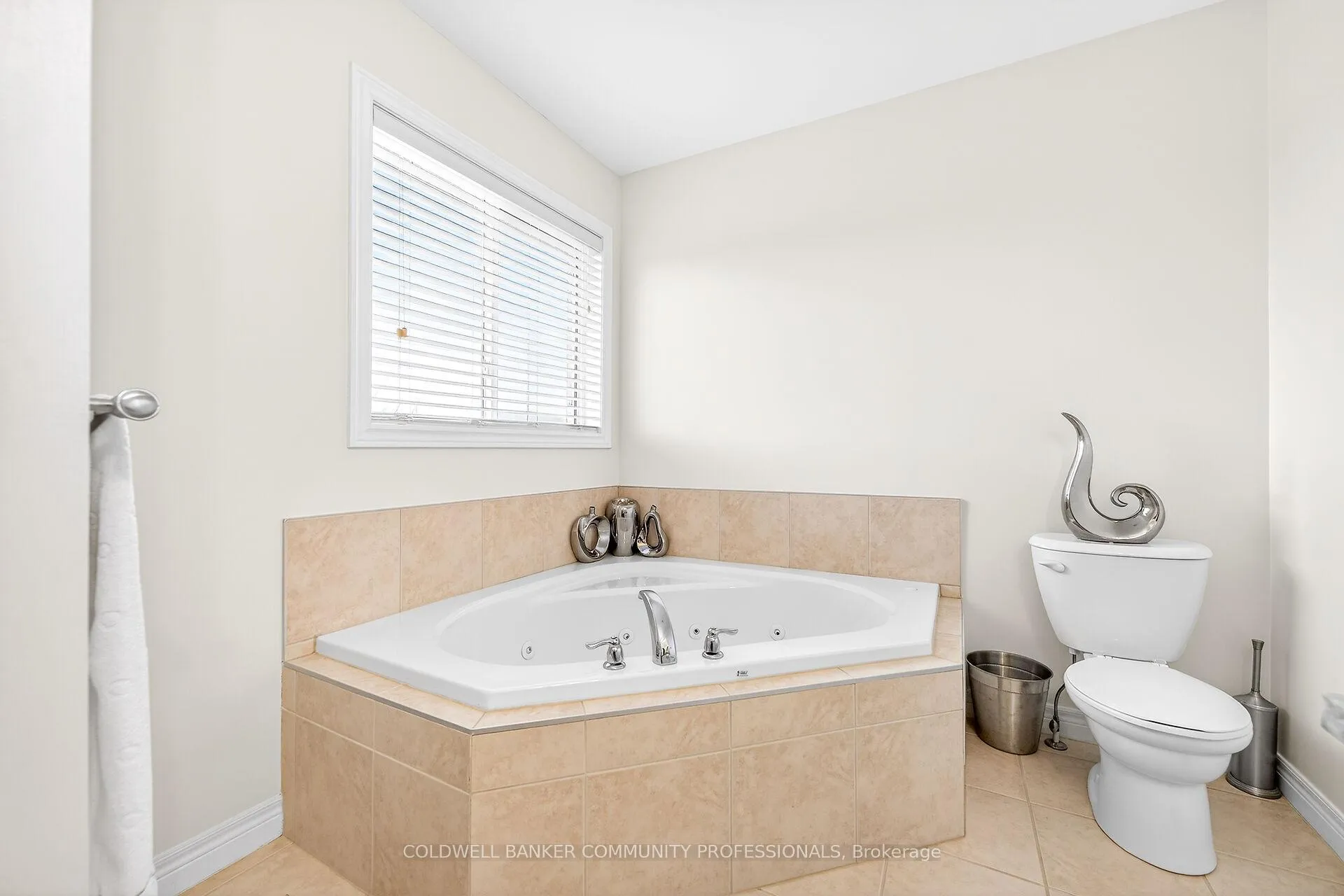 Photo 30 of 182 Irwin Avenue, Hamilton, Meadowlands — HOMEH