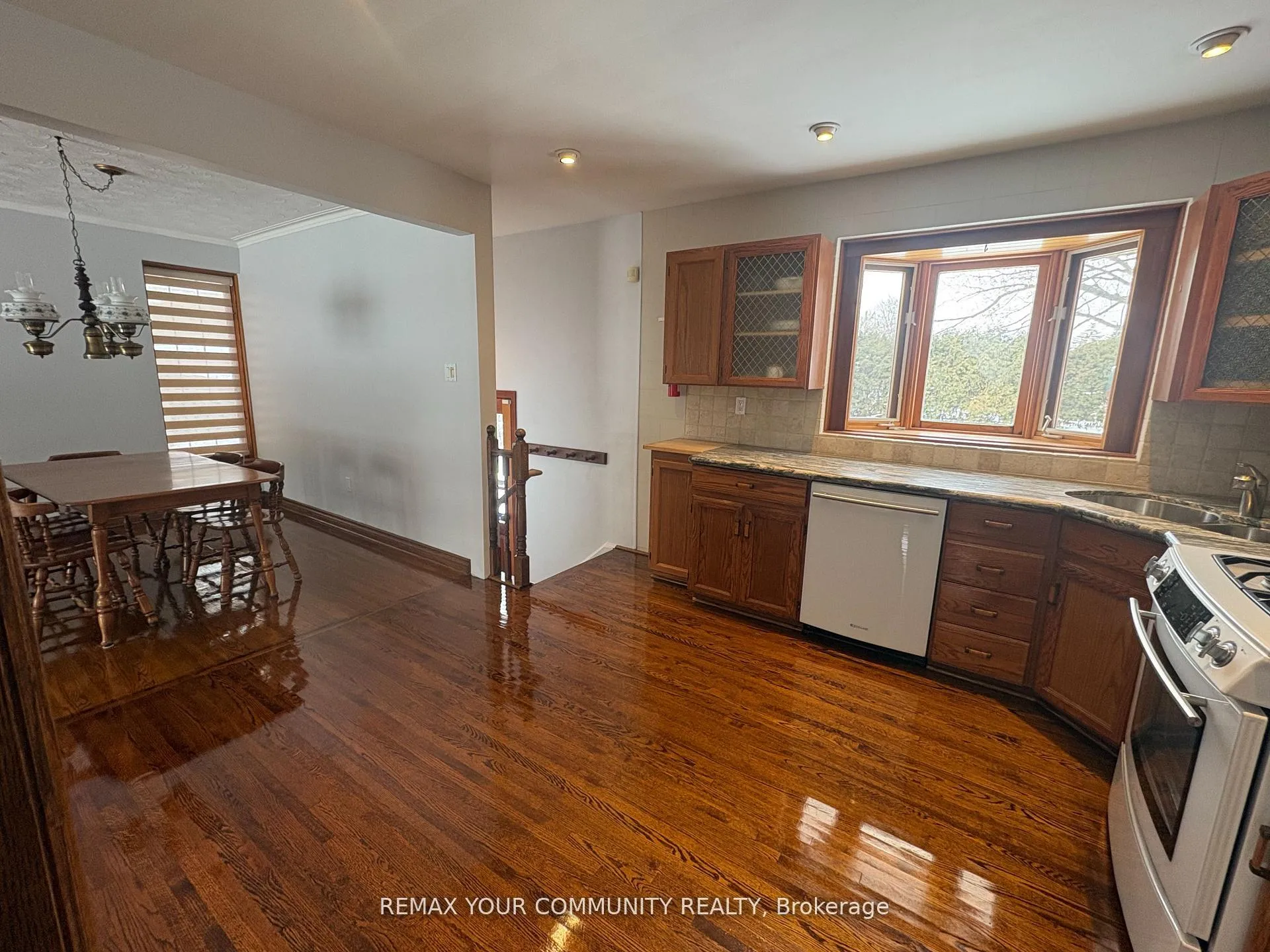 Photo 3 of 24 Lancer Drive, Vaughan, Maple — HOMEH