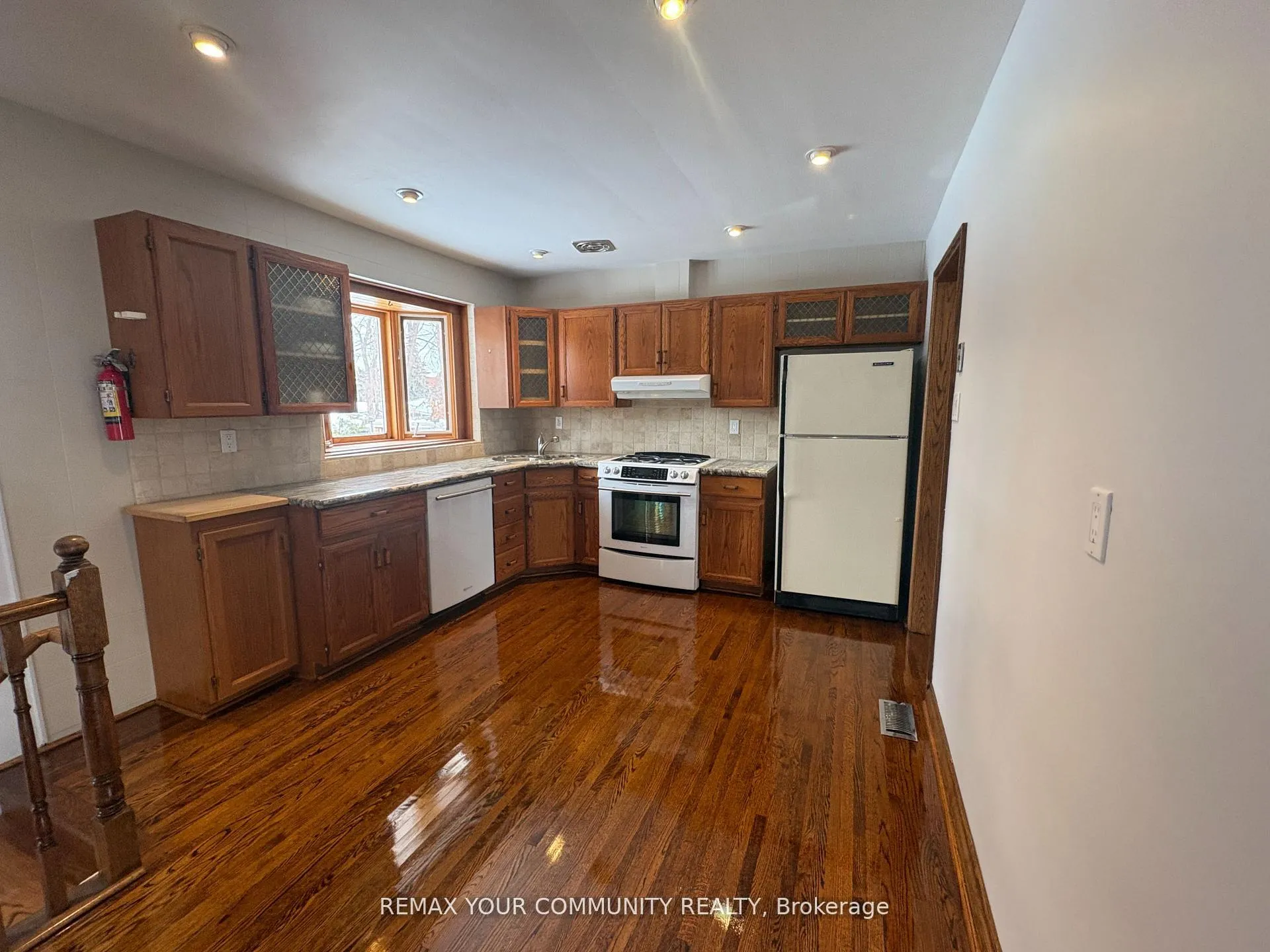 Photo 4 of 24 Lancer Drive, Vaughan, Maple — HOMEH