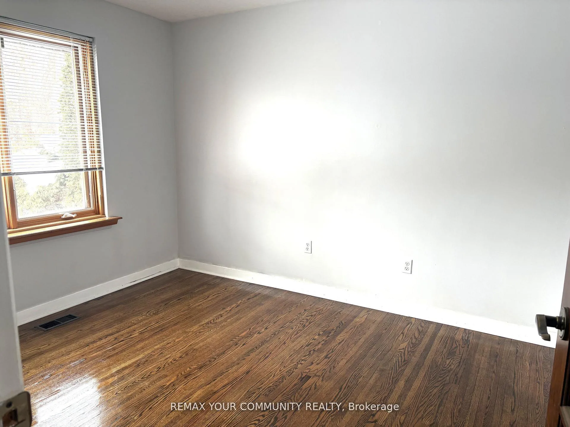 Photo 10 of 24 Lancer Drive, Vaughan, Maple — HOMEH