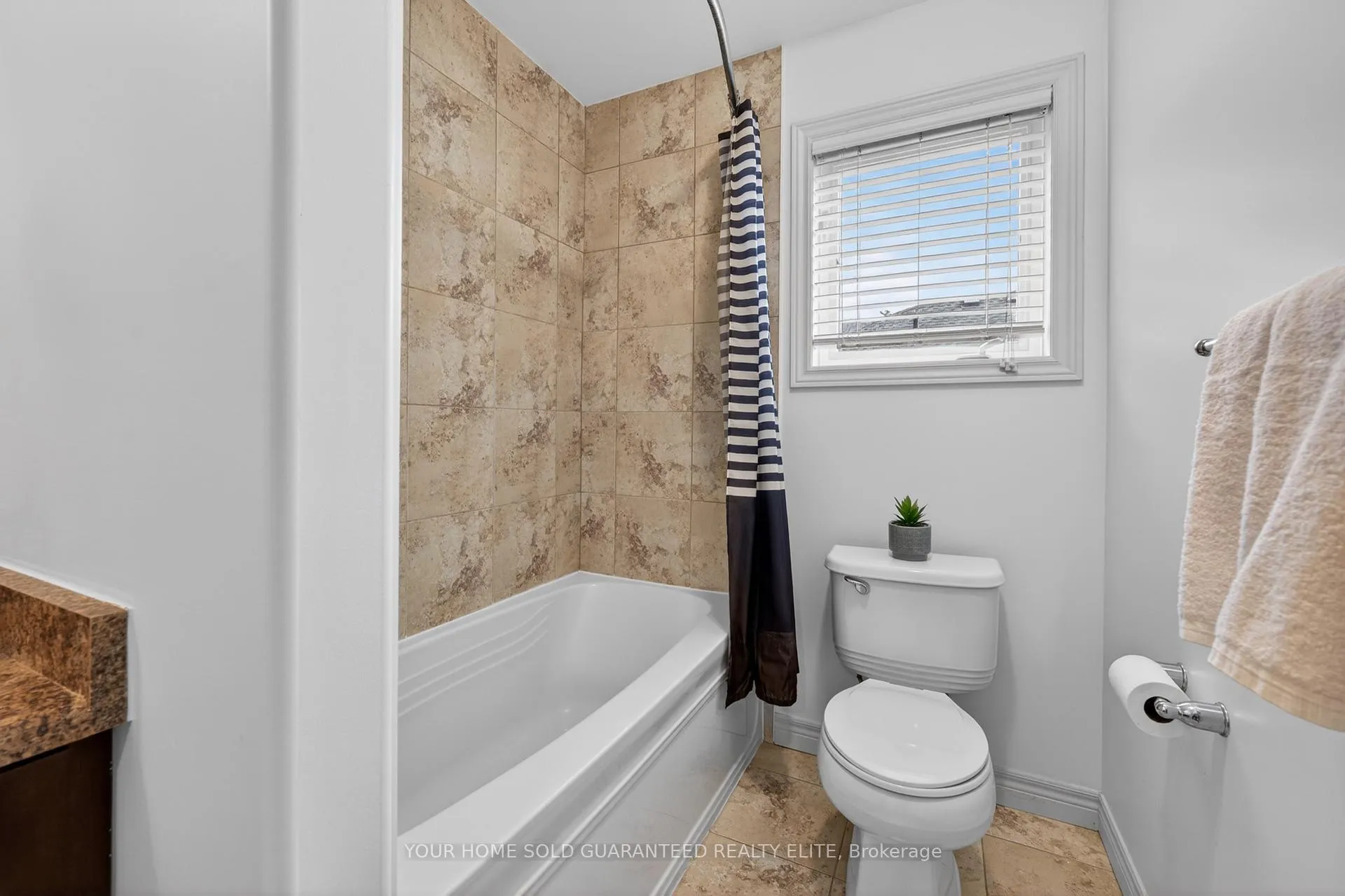 Photo 28 of 17 Heathcote Court, Grimsby, Grimsby East — HOMEH