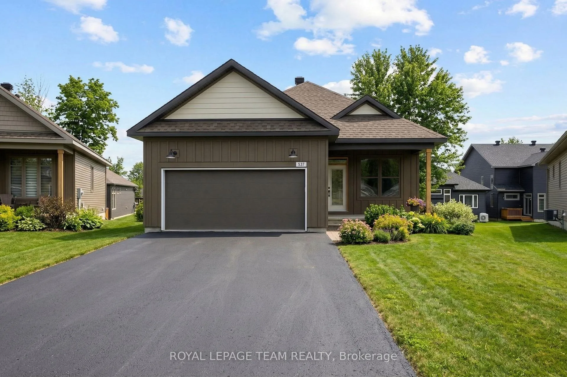 Photo 2 of 537 Swinley Crescent, Augusta, Augusta Twp — HOMEH