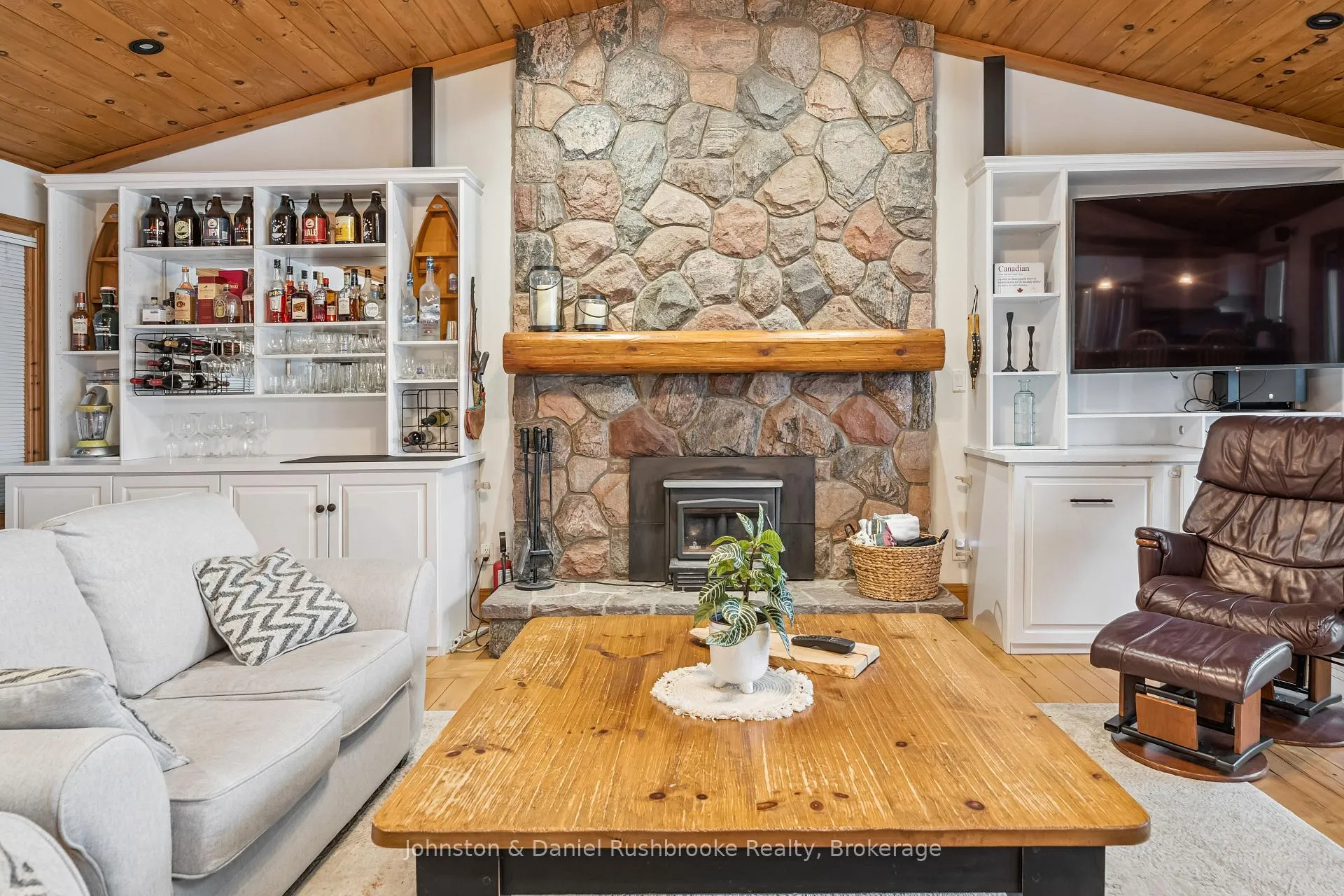 Photo 6 of 1051 Evanswood Drive, Gravenhurst, Wood (Gravenhurst) — HOMEH