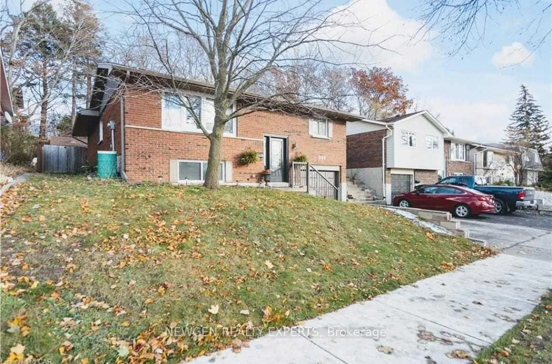 Photo 2 of 264 Laurentian Drive, Kitchener — HOMEH
