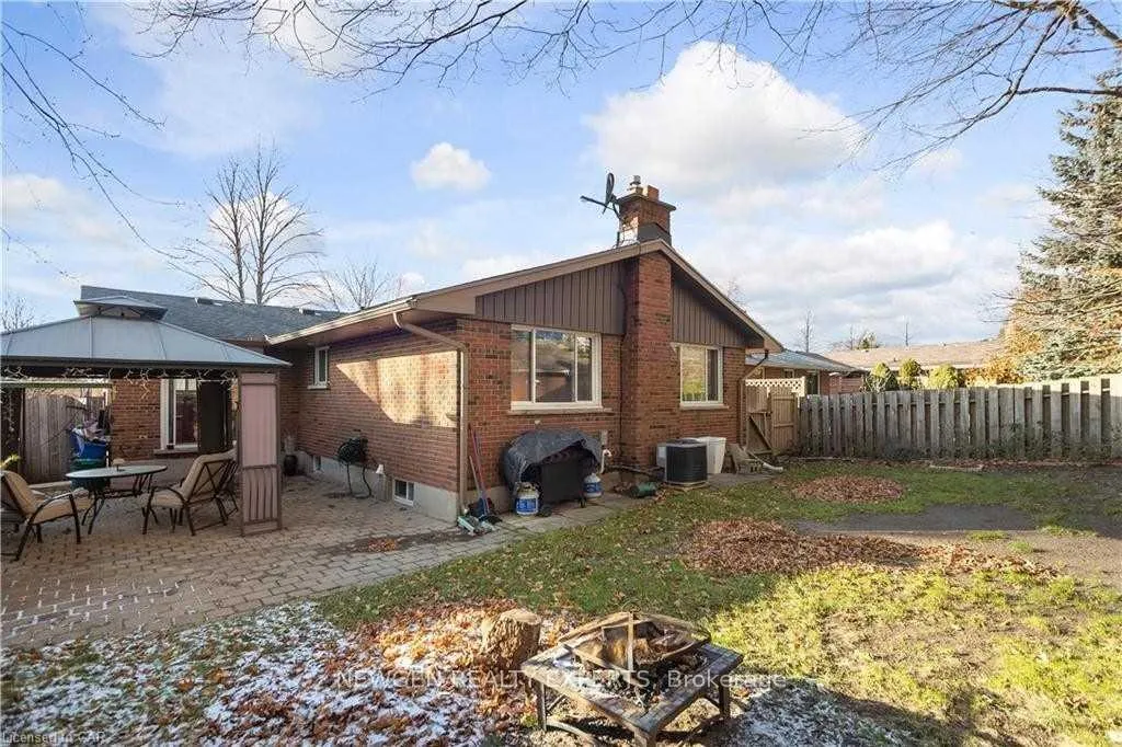 Photo 22 of 264 Laurentian Drive, Kitchener — HOMEH