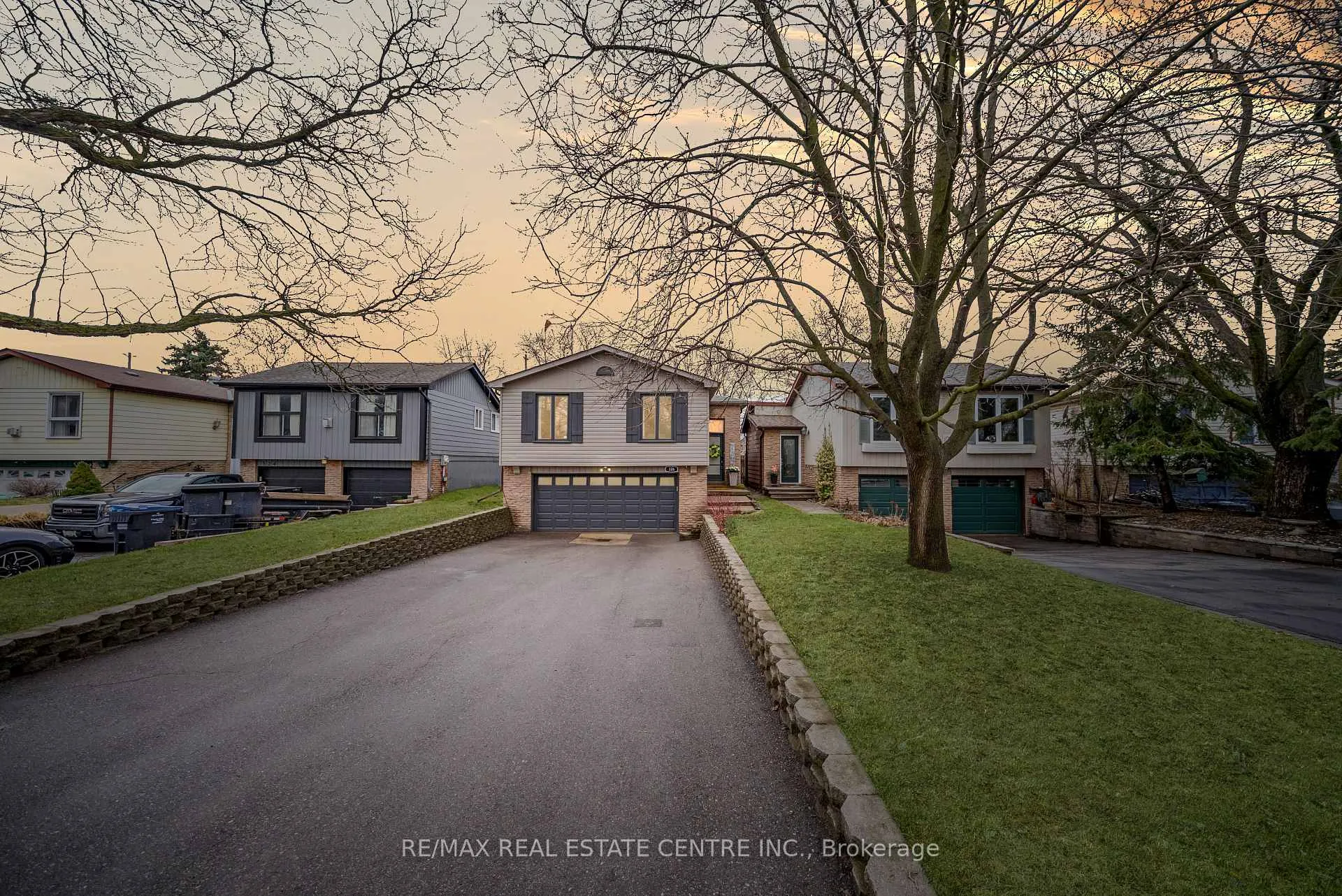 Photo 2 of 326 Whitehead Crescent, Caledon, Bolton North — HOMEH