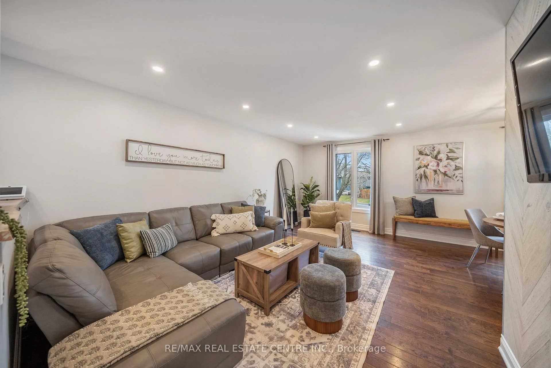 Photo 10 of 326 Whitehead Crescent, Caledon, Bolton North — HOMEH