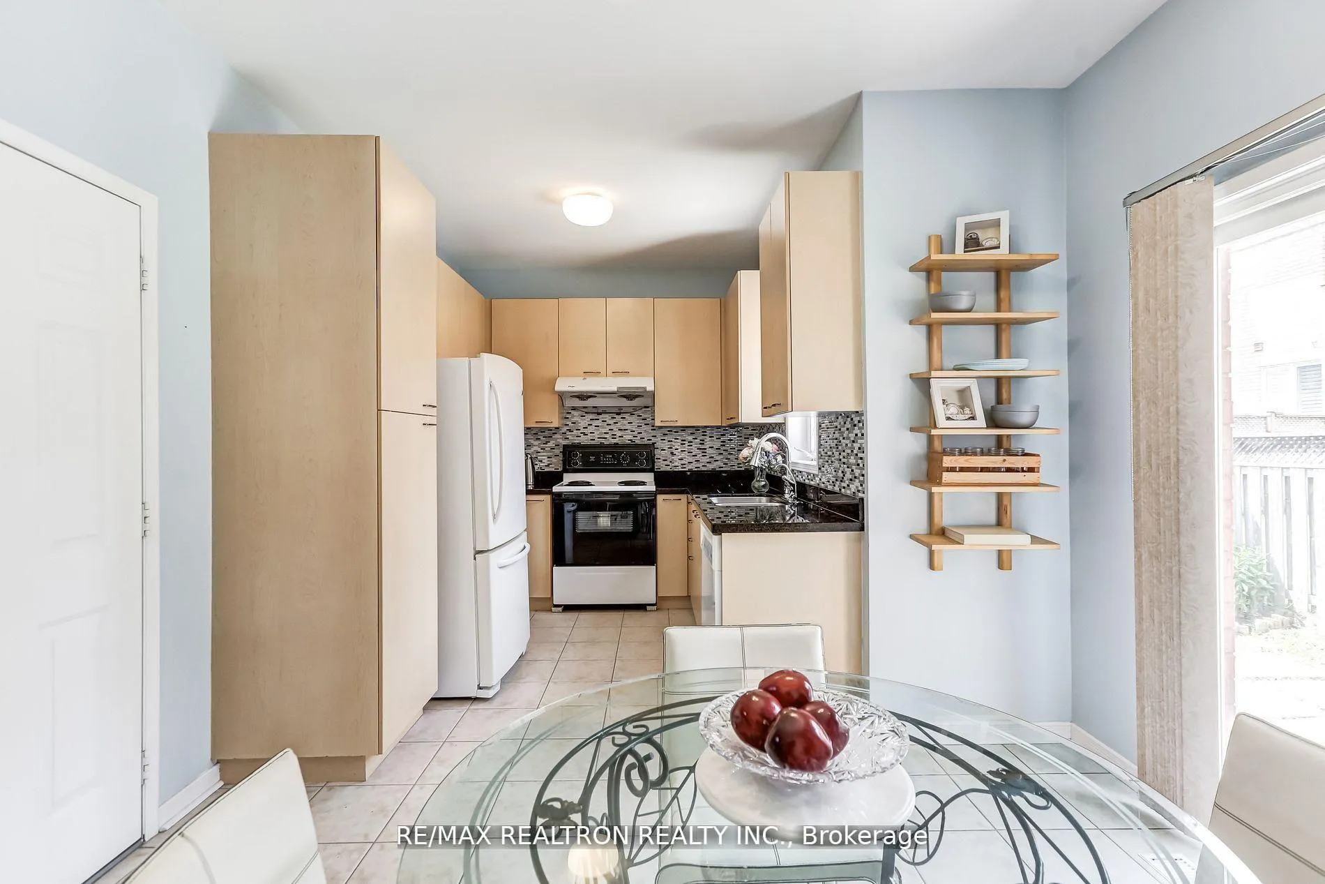 Photo 8 of 61 Manorwood Drive, Markham, Berczy — HOMEH