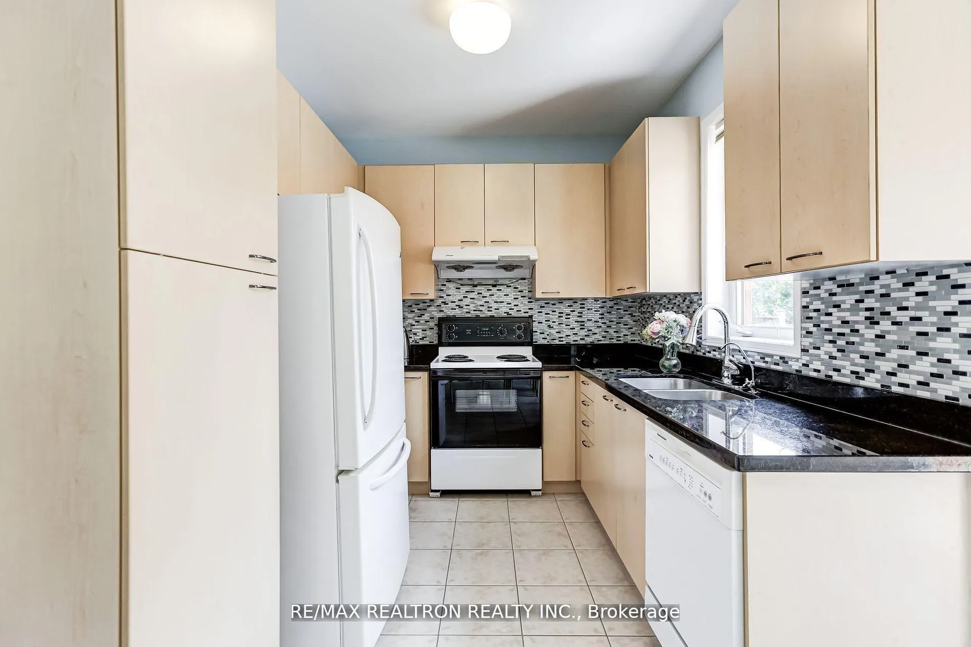 Photo 9 of 61 Manorwood Drive, Markham, Berczy — HOMEH