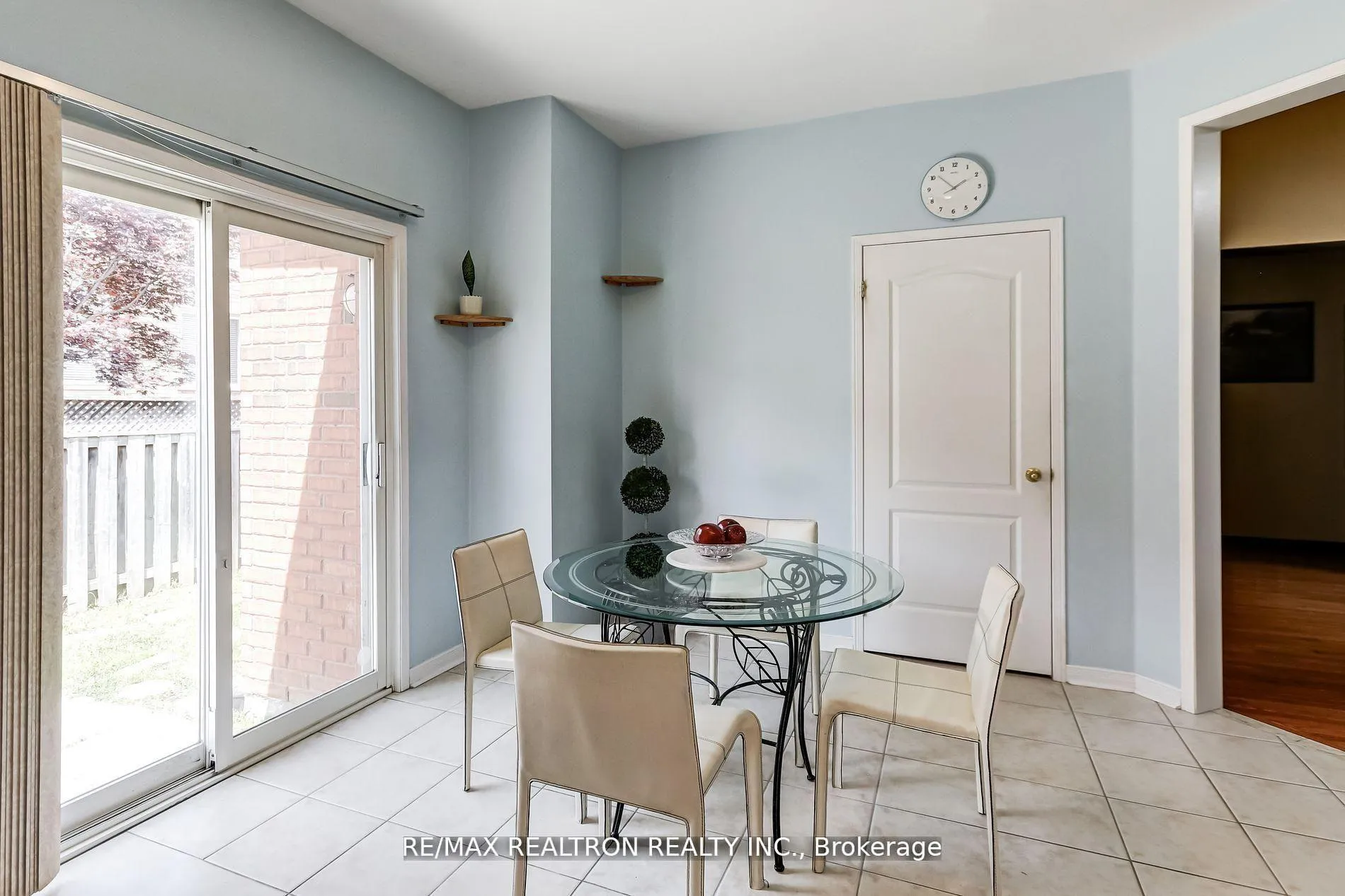 Photo 10 of 61 Manorwood Drive, Markham, Berczy — HOMEH