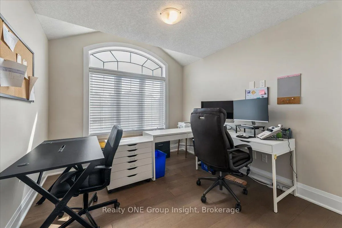 Photo 32 of 570 Bridgemill Crescent, Kitchener, Grand River South — HOMEH