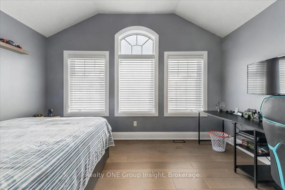 Photo 33 of 570 Bridgemill Crescent, Kitchener, Grand River South — HOMEH