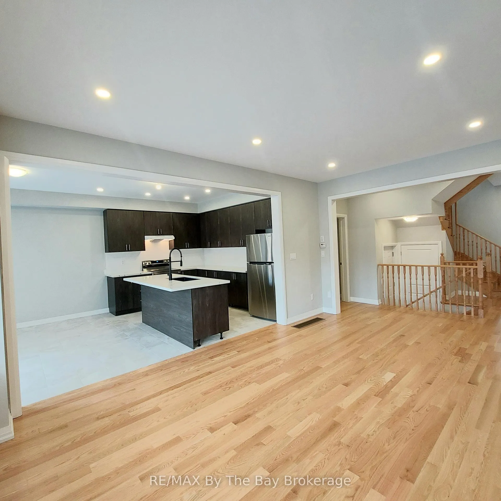 Photo 5 of 19 Federica Crescent, Wasaga Beach — HOMEH