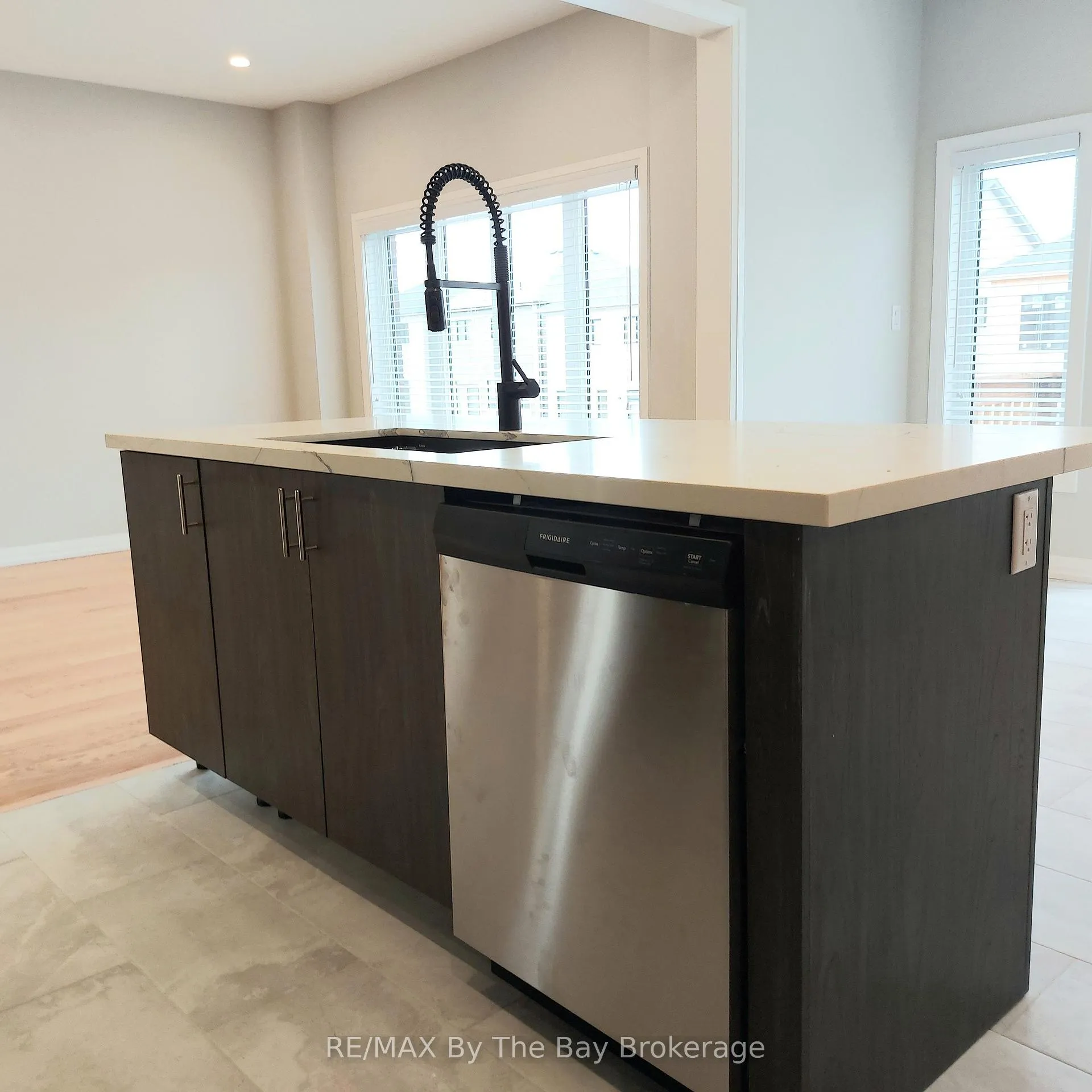Photo 8 of 19 Federica Crescent, Wasaga Beach — HOMEH