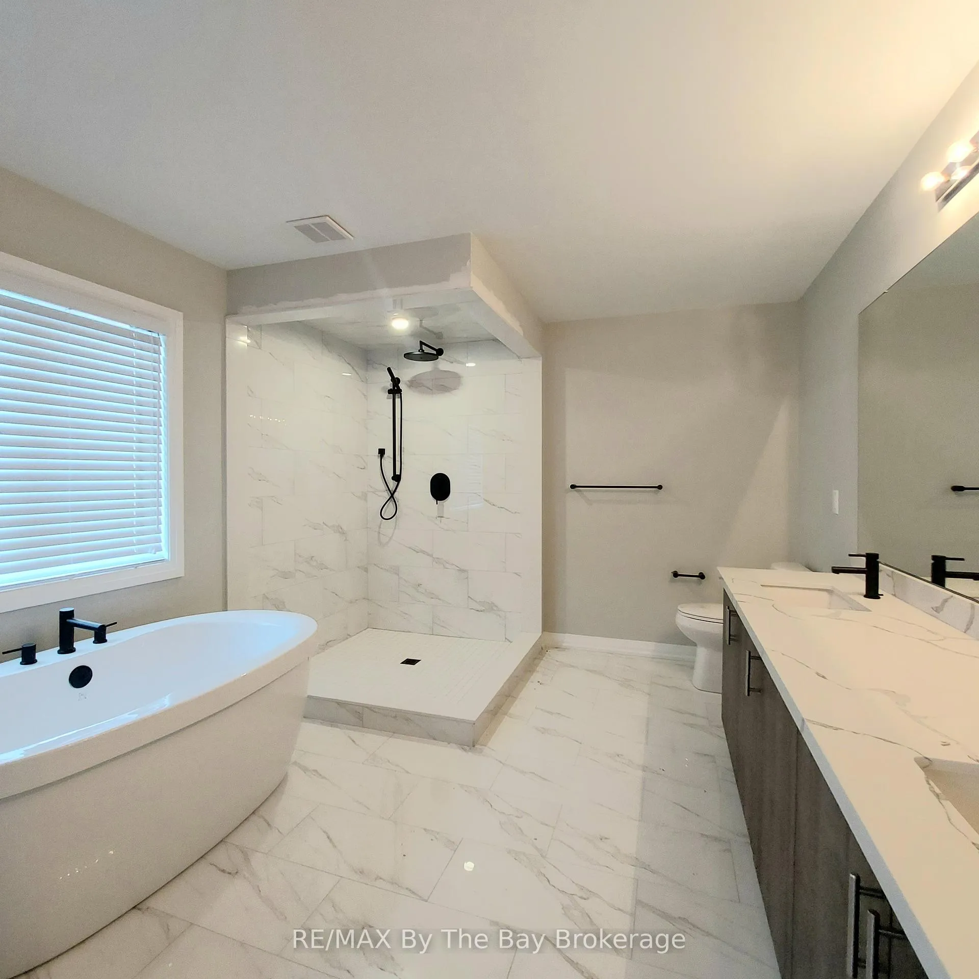 Photo 17 of 19 Federica Crescent, Wasaga Beach — HOMEH