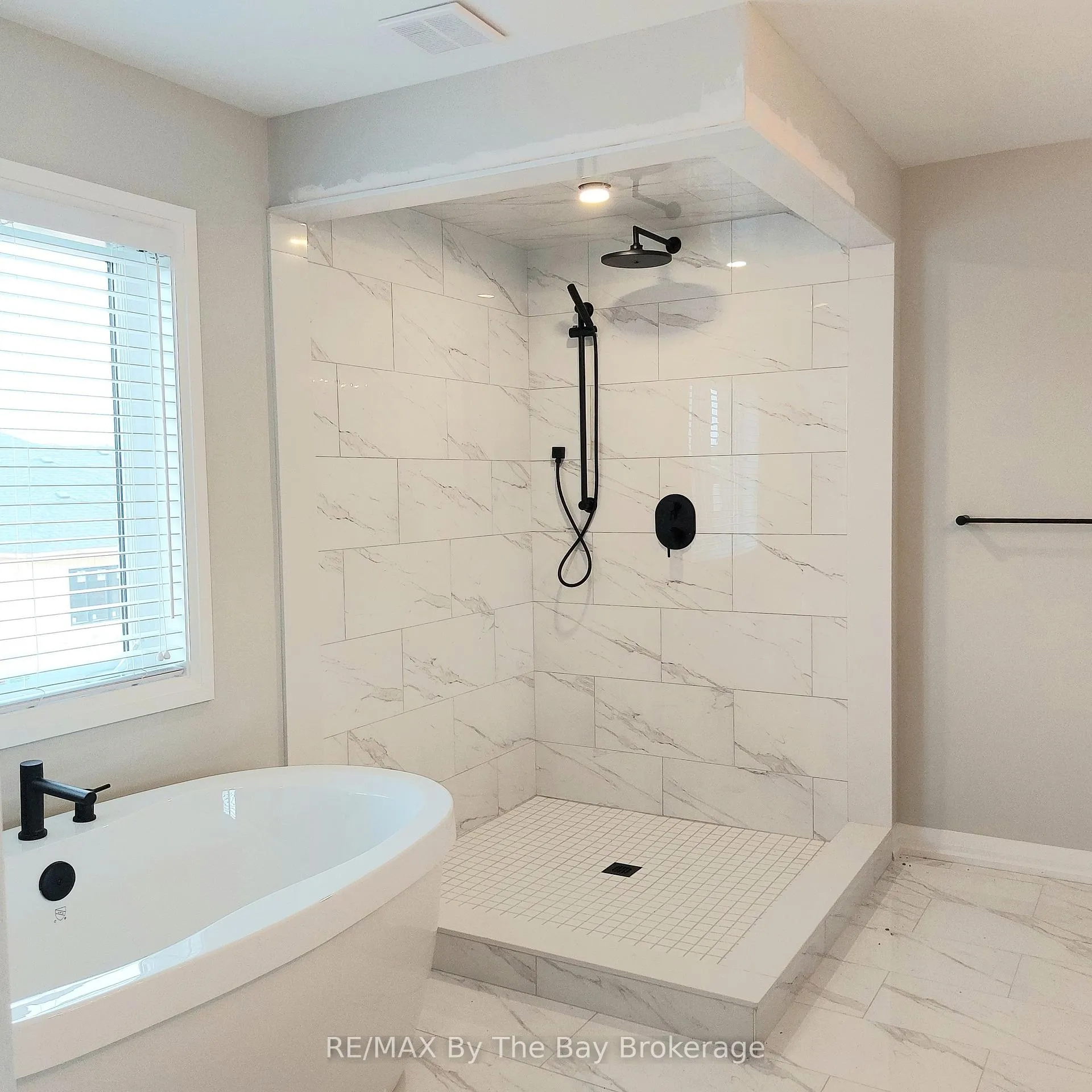 Photo 18 of 19 Federica Crescent, Wasaga Beach — HOMEH