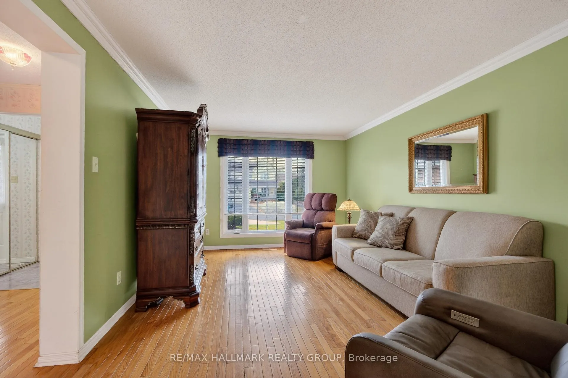 Photo 8 of 593 Du Buisson Crescent, Ottawa, Fallingbrook/Gardenway South — HOMEH