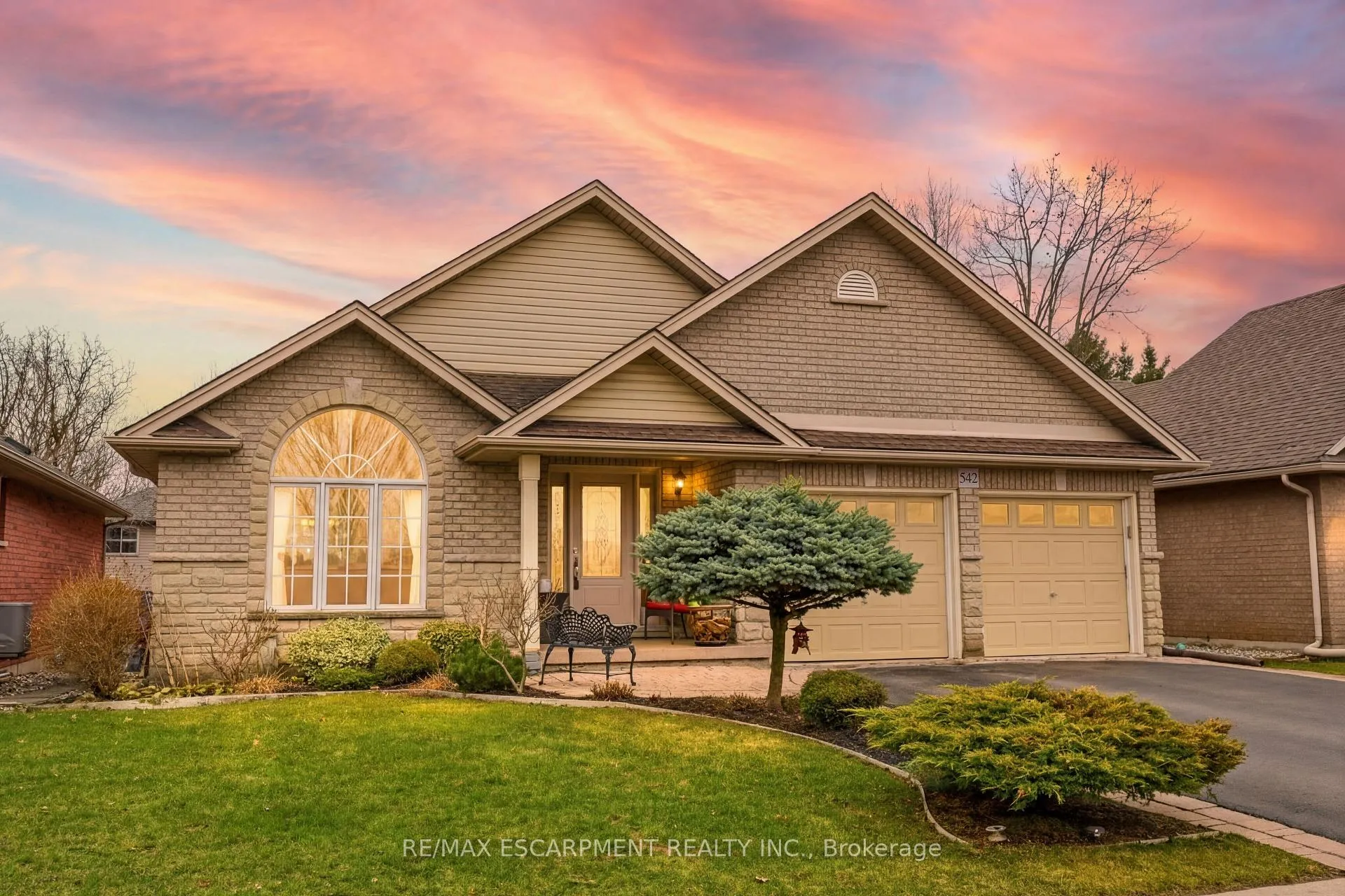 Front of 542 Jerseyville Road W