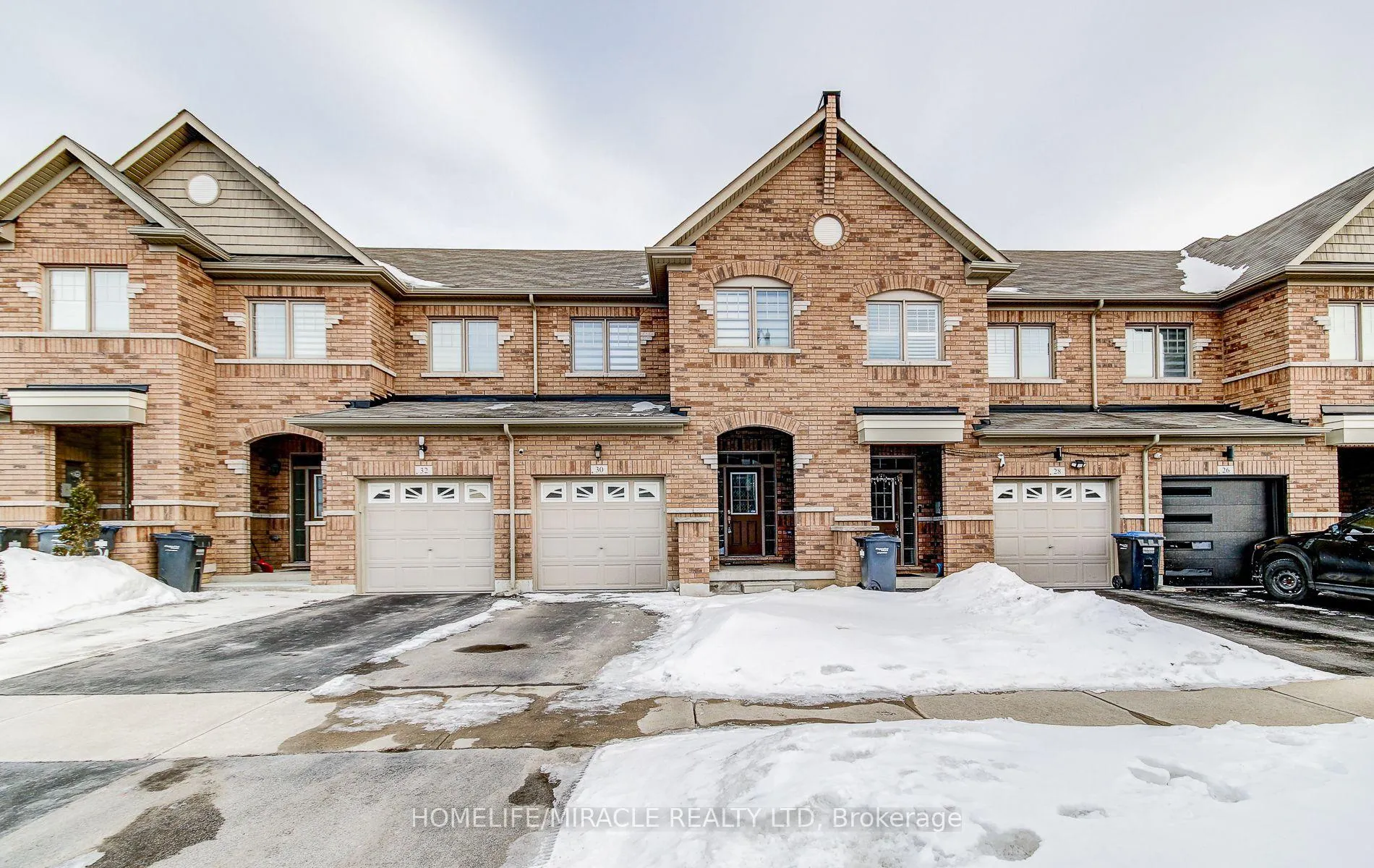 Photo 3 of 30 Davenfield Circle, Brampton, Brampton East — HOMEH