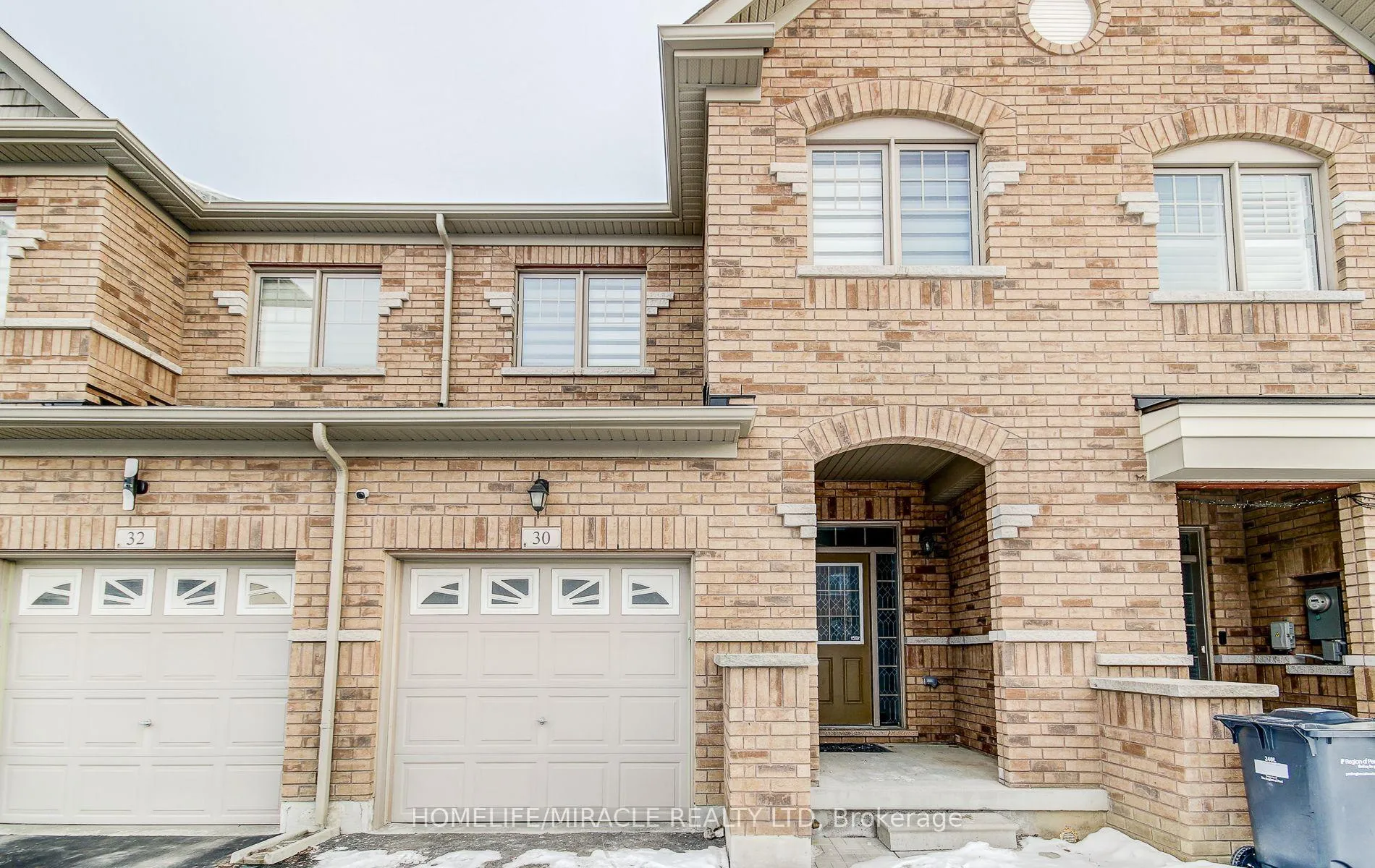 Photo 4 of 30 Davenfield Circle, Brampton, Brampton East — HOMEH