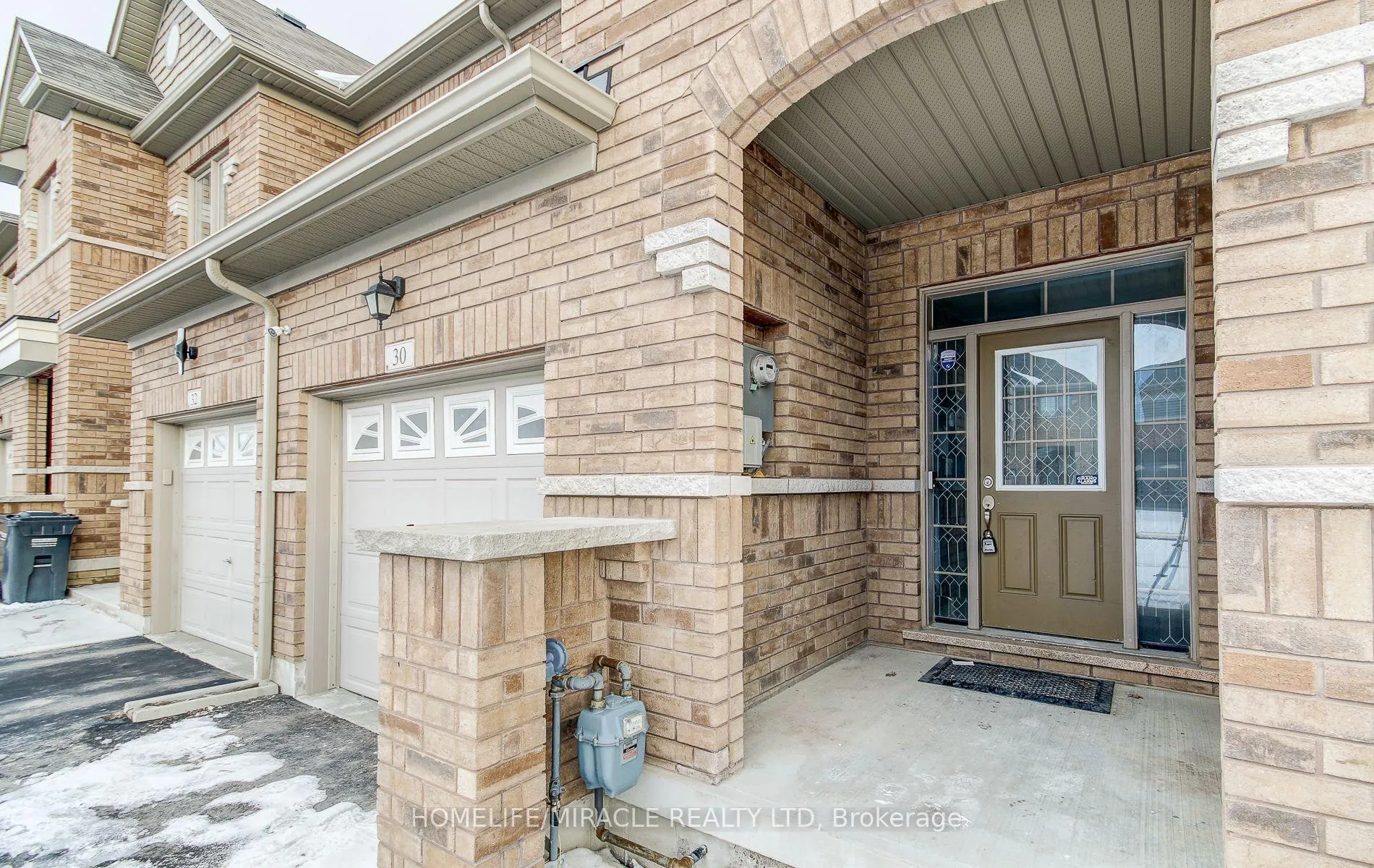 Photo 5 of 30 Davenfield Circle, Brampton, Brampton East — HOMEH