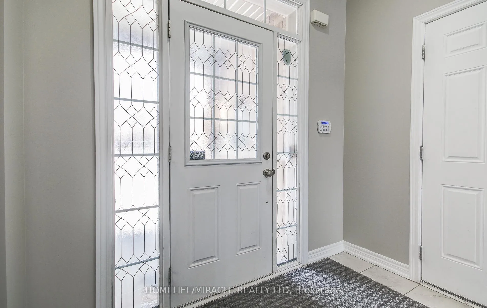 Photo 7 of 30 Davenfield Circle, Brampton, Brampton East — HOMEH