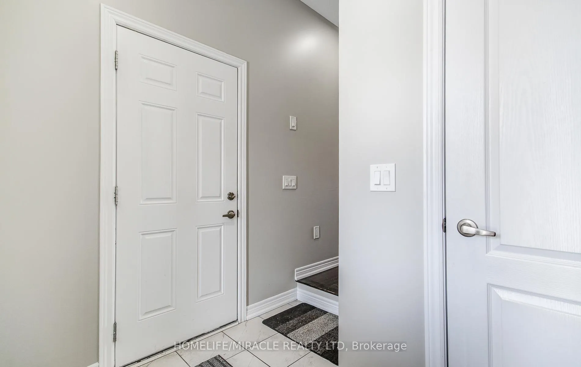 Photo 8 of 30 Davenfield Circle, Brampton, Brampton East — HOMEH