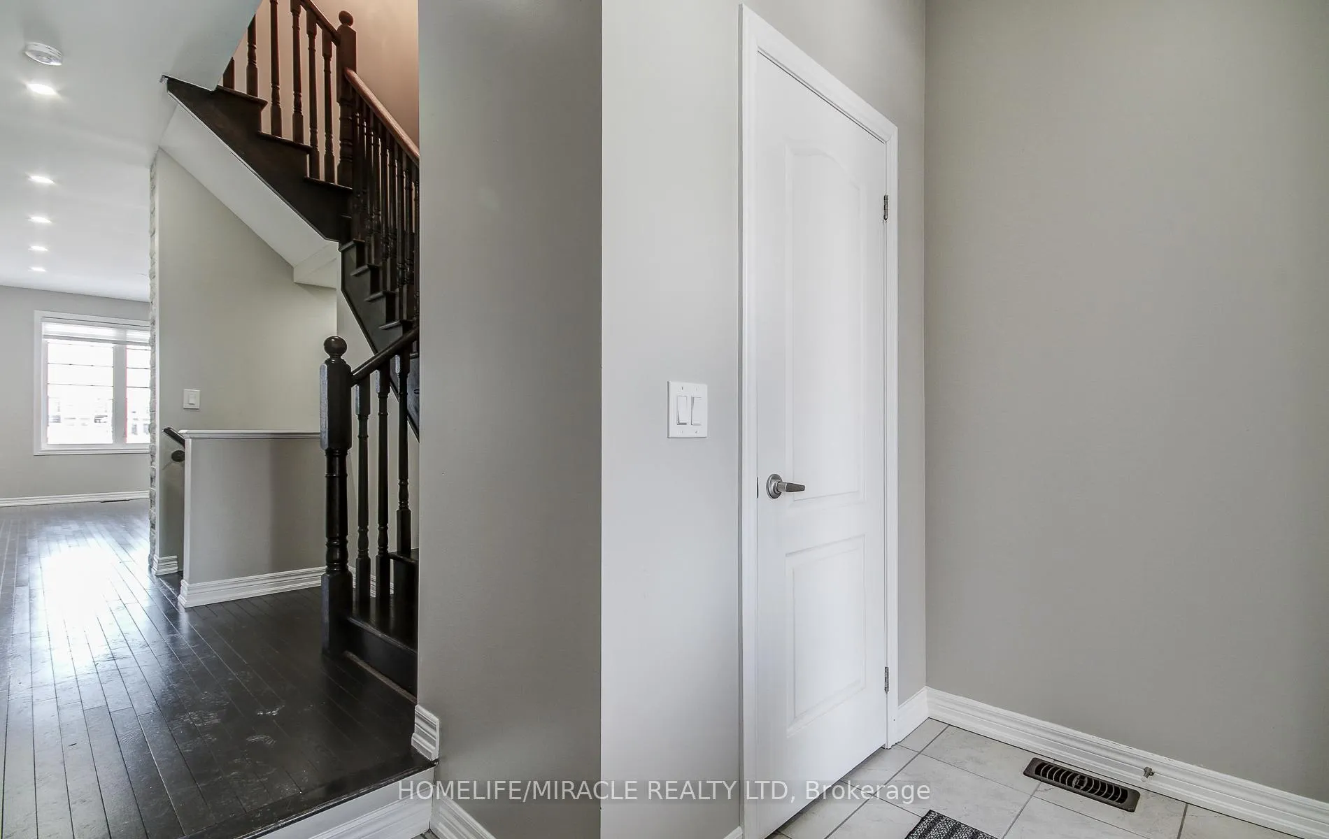 Photo 9 of 30 Davenfield Circle, Brampton, Brampton East — HOMEH