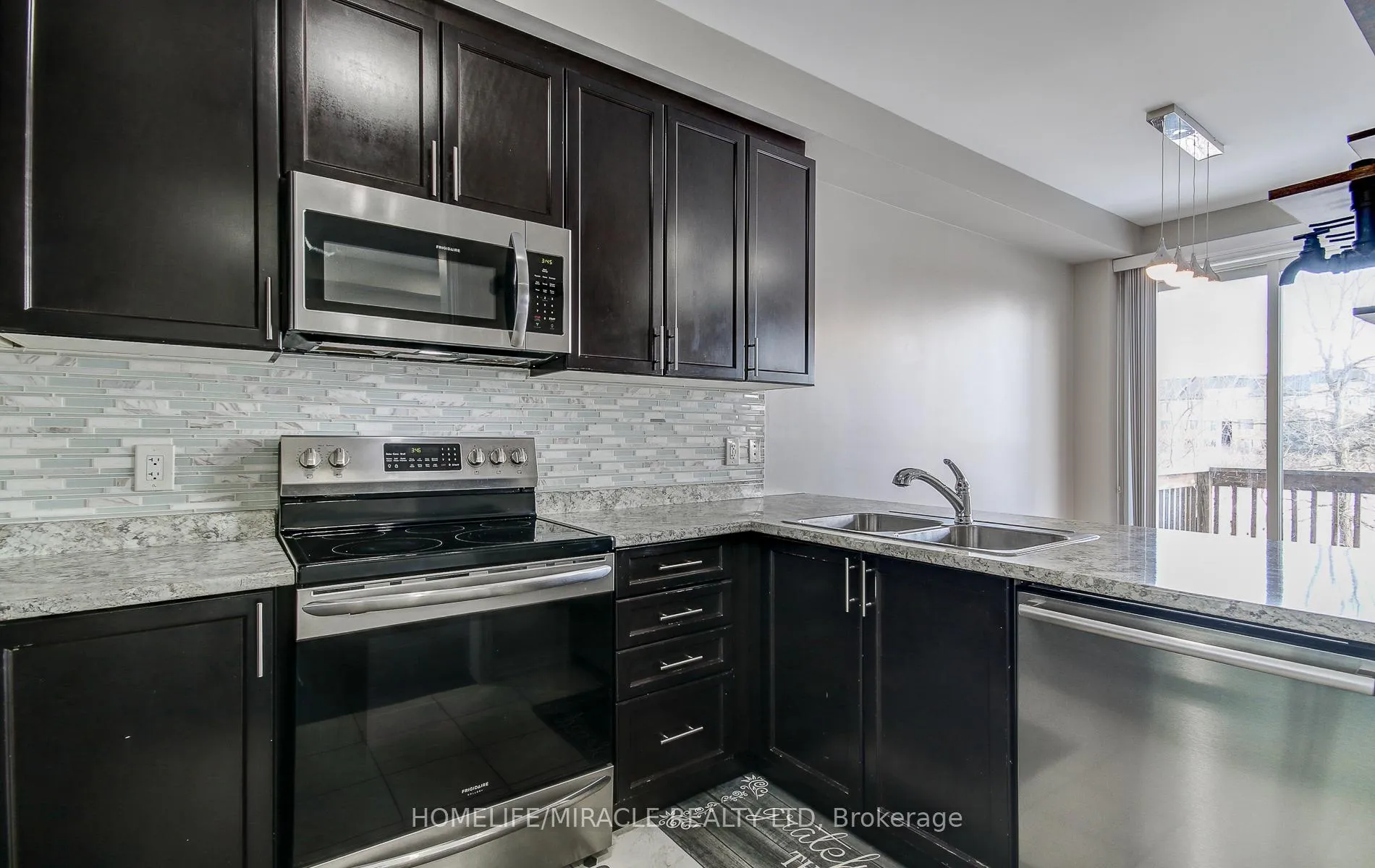 Photo 13 of 30 Davenfield Circle, Brampton, Brampton East — HOMEH