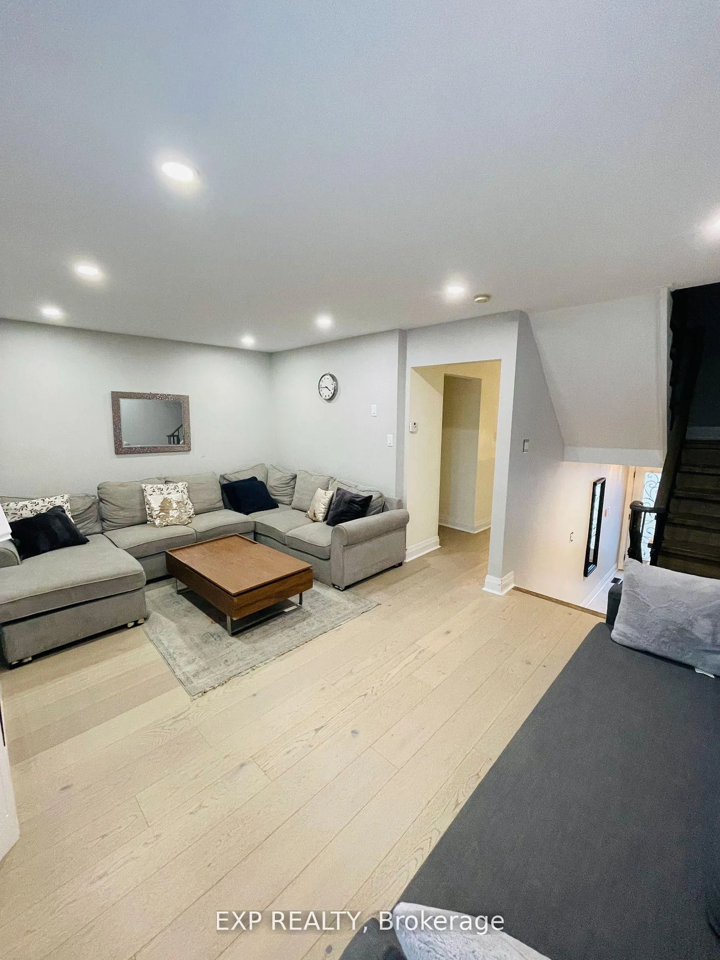 Photo 4 of 87 Kelso Crescent, Vaughan, Maple — HOMEH