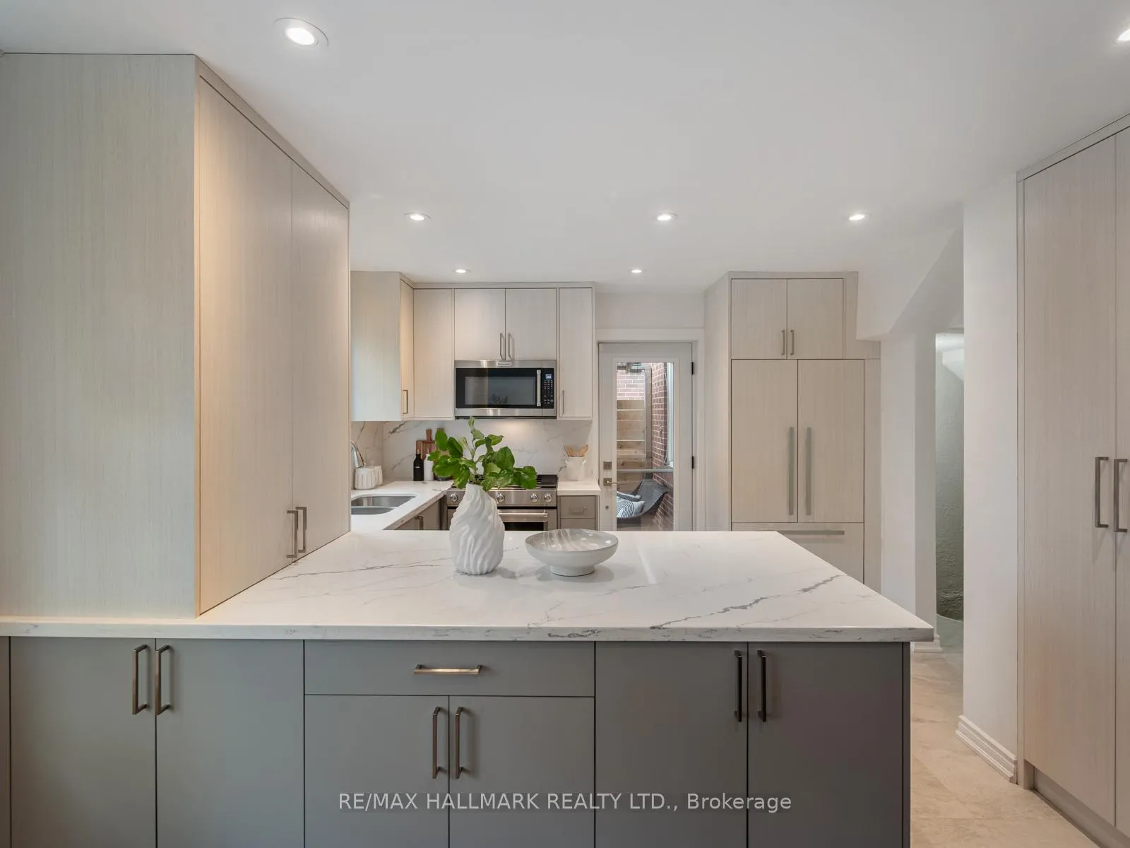 Photo 10 of 8 Glenvale Boulevard, Toronto, Leaside — HOMEH