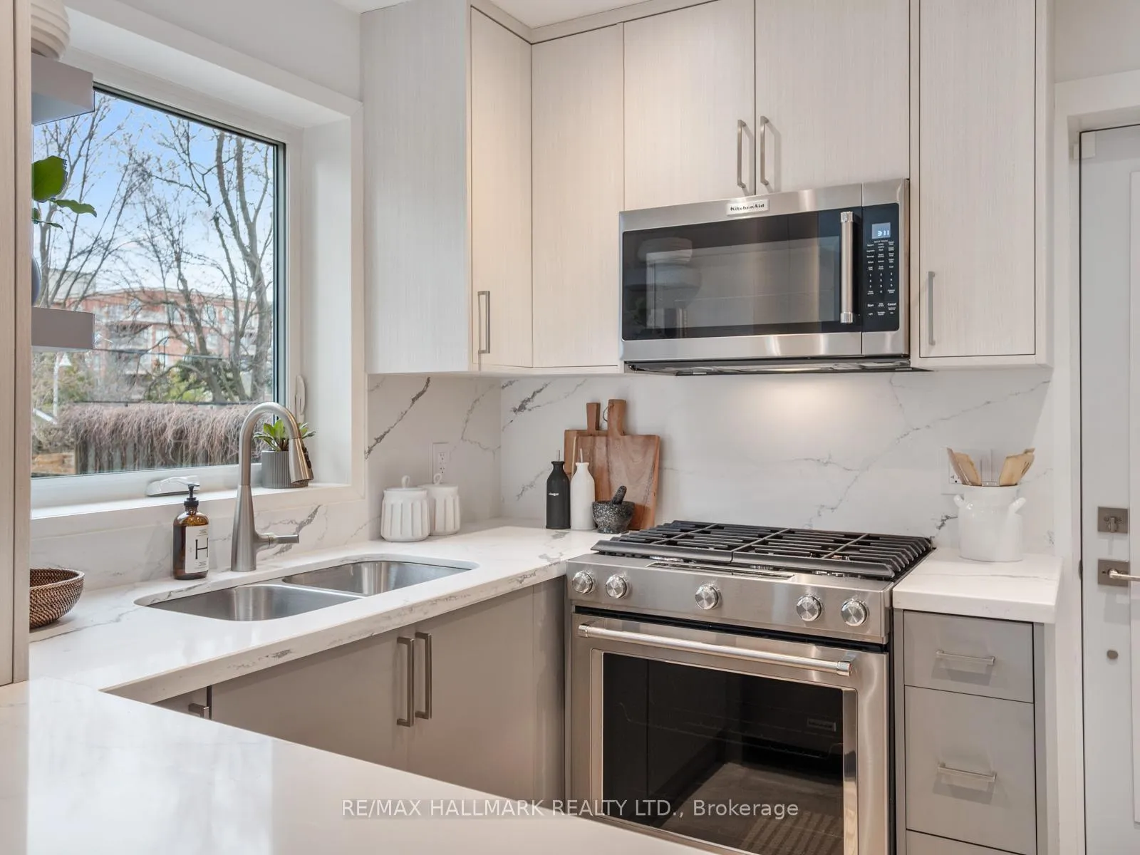 Photo 12 of 8 Glenvale Boulevard, Toronto, Leaside — HOMEH