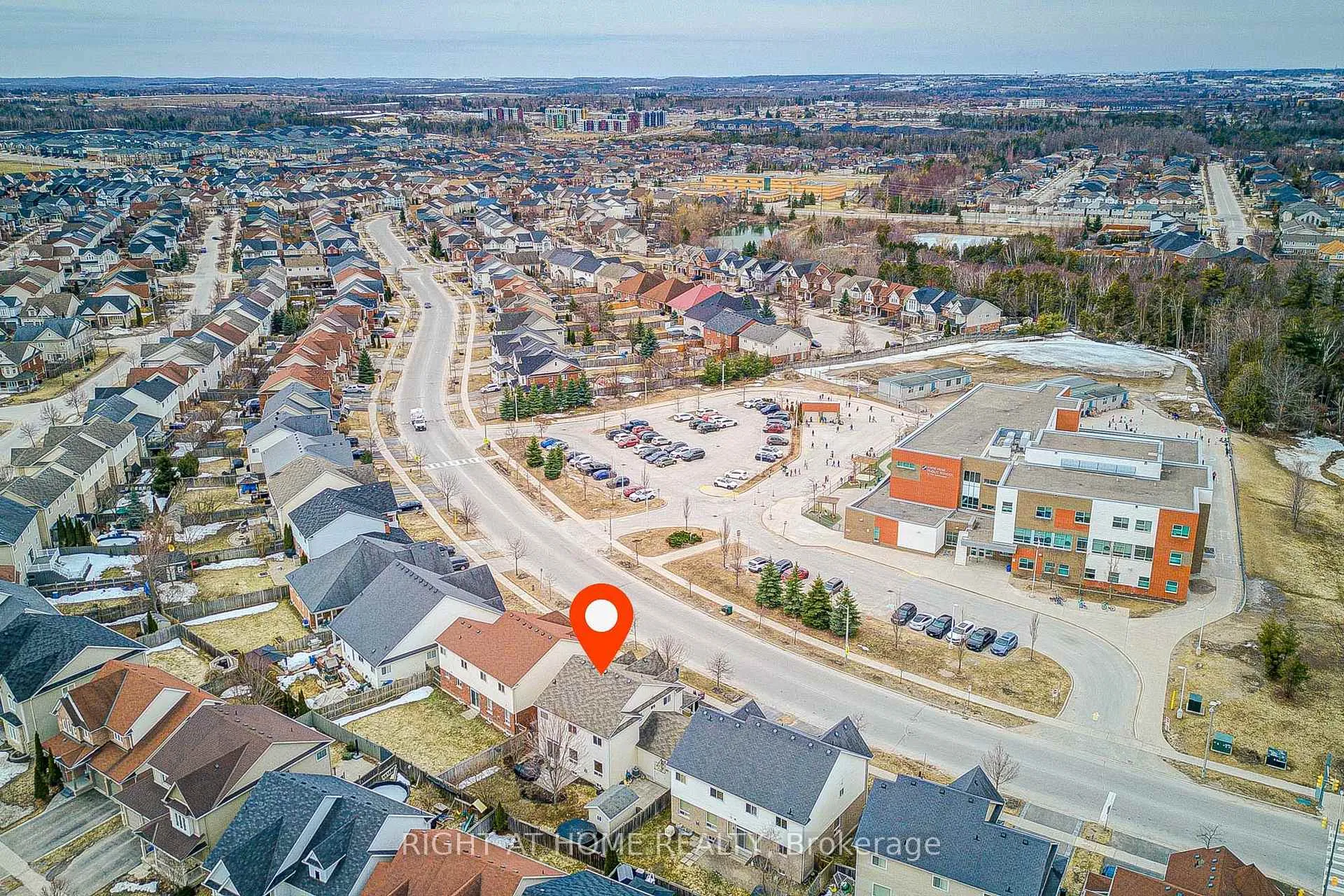 Photo 4 of 79 The Queensway Way, Barrie, Innis-Shore — HOMEH