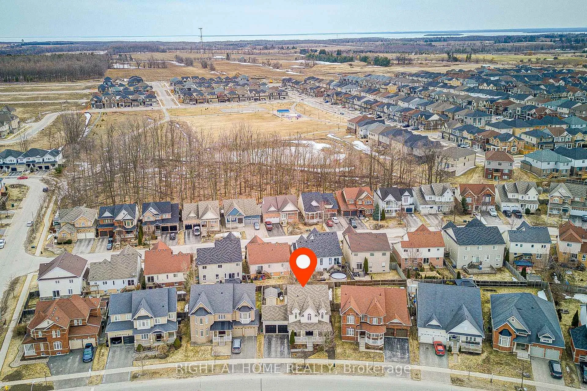 Photo 5 of 79 The Queensway Way, Barrie, Innis-Shore — HOMEH