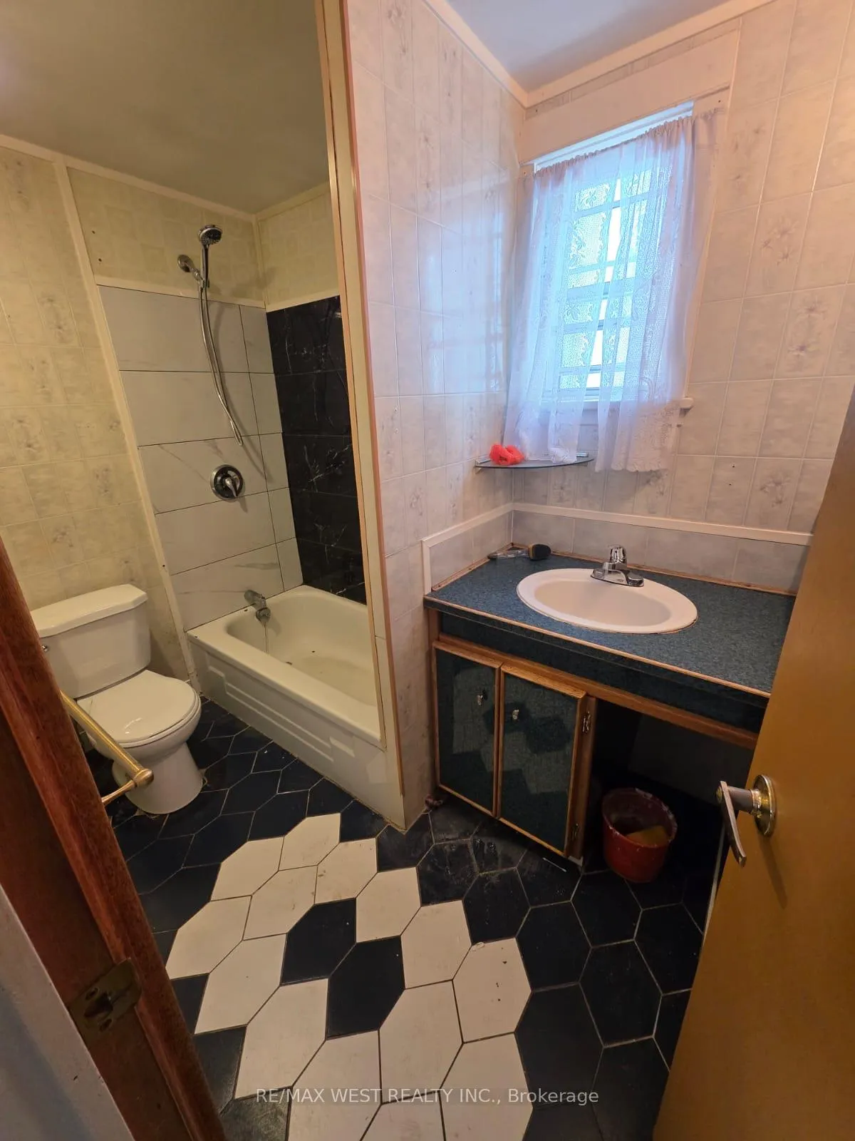 Photo 5 of 160 King Edward Avenue, Toronto, Woodbine-Lumsden — HOMEH