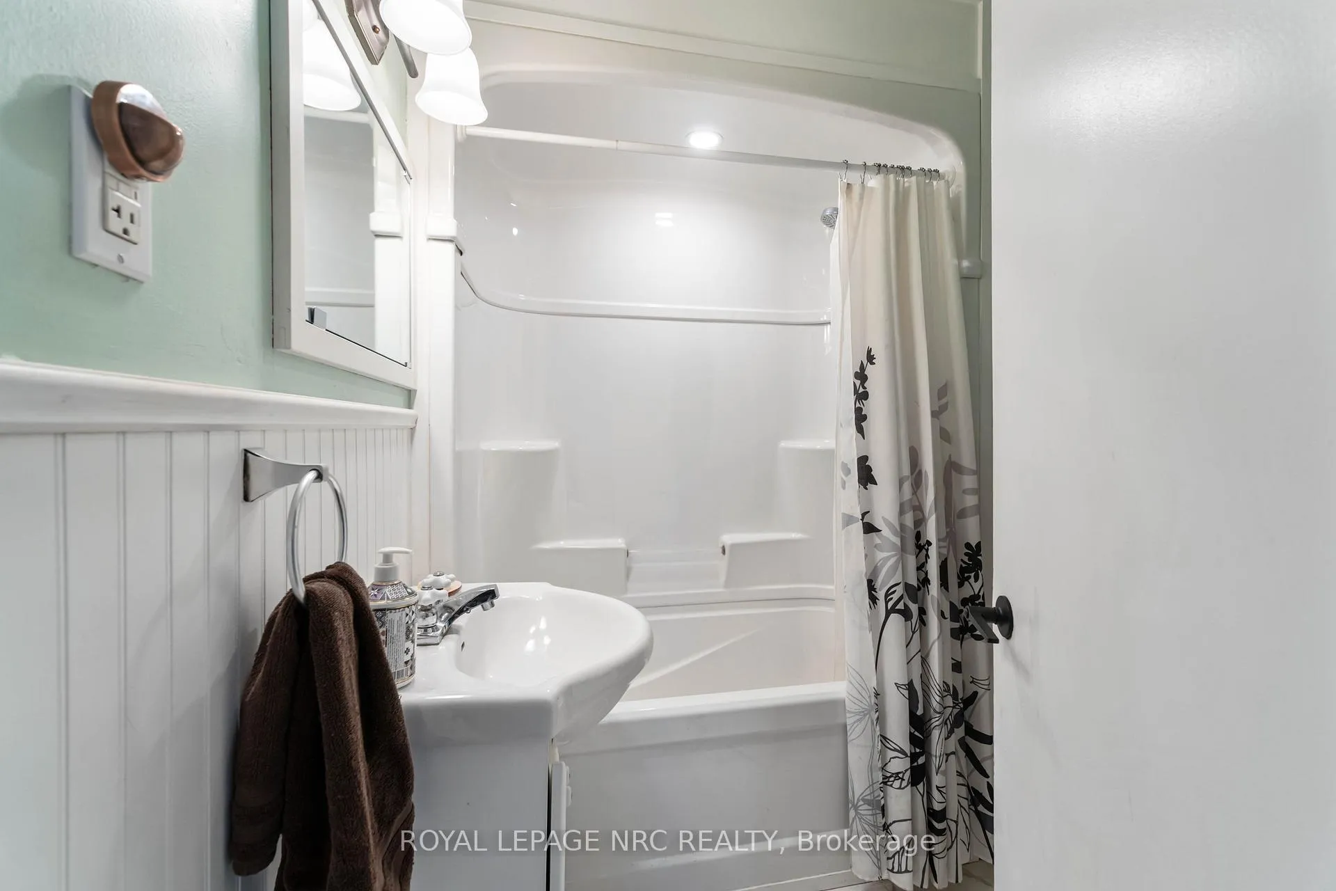 Photo 16 of 103 Clare Avenue, Port Colborne, Sugarloaf — HOMEH