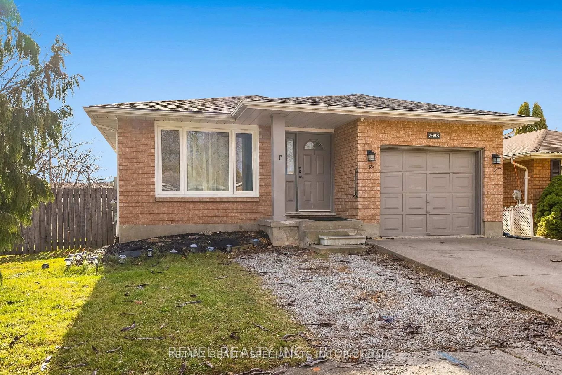 Photo 3 of Unit MAIN, 7658 Cavendish Drive, Niagara Falls, West Wood — HOMEH