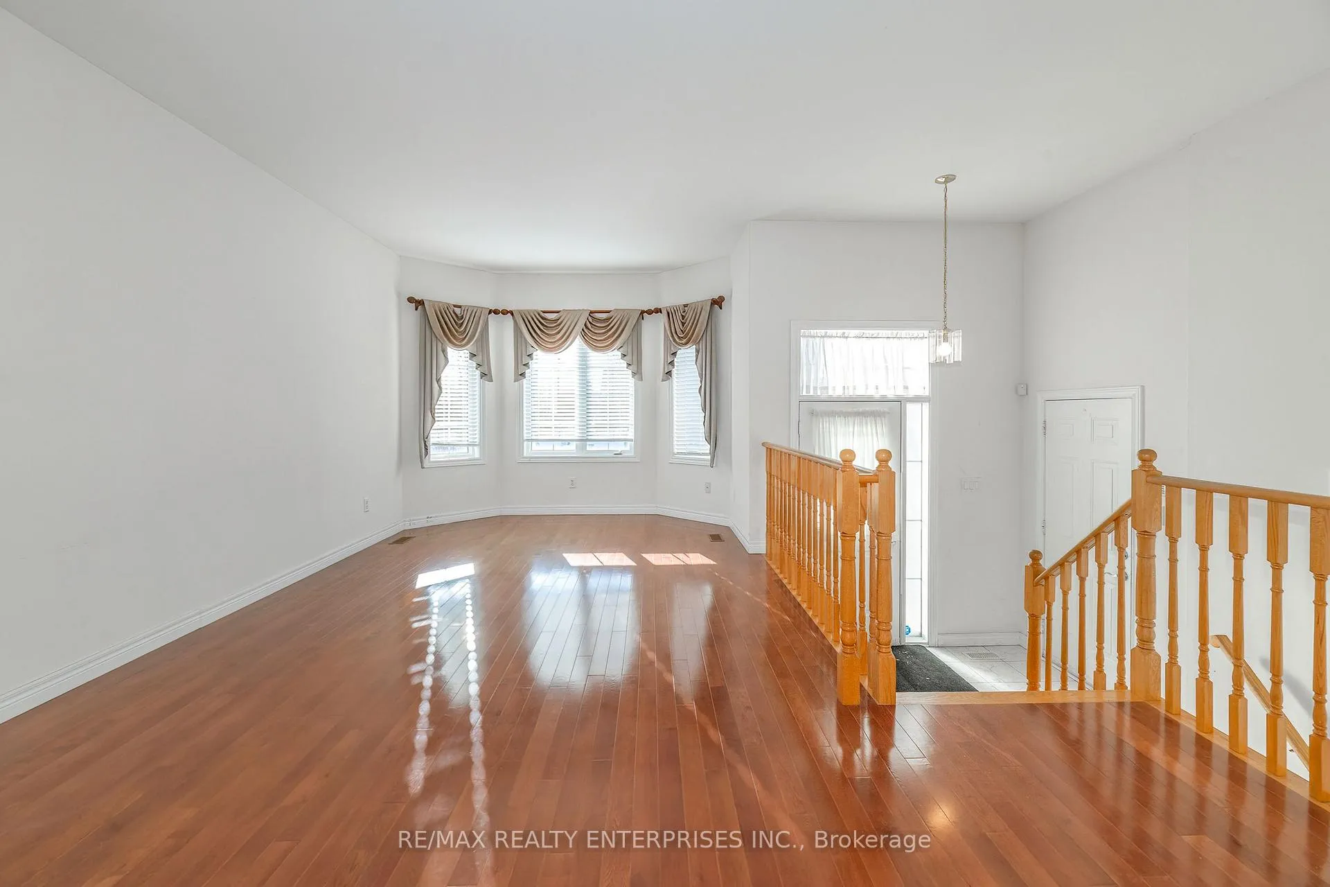 Photo 4 of 802 Coldstream Drive, Oshawa, Samac — HOMEH