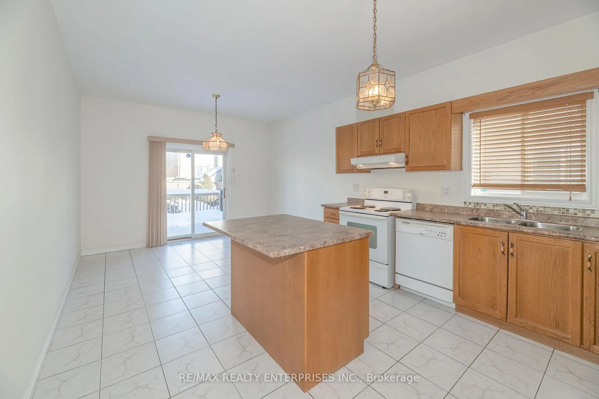 Photo 8 of 802 Coldstream Drive, Oshawa, Samac — HOMEH