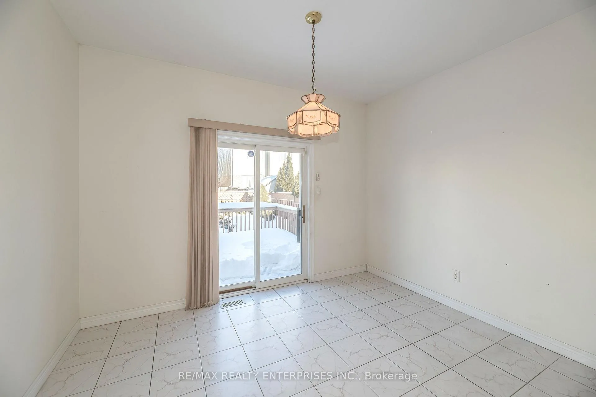 Photo 9 of 802 Coldstream Drive, Oshawa, Samac — HOMEH